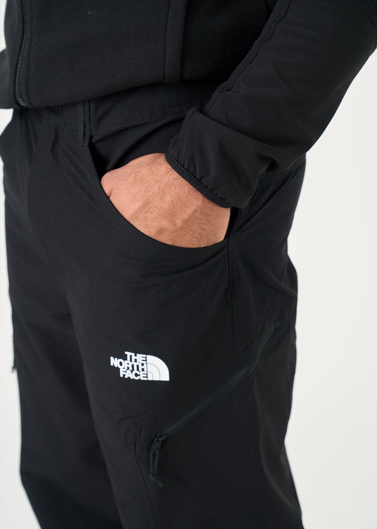  Zipped leg pocket
