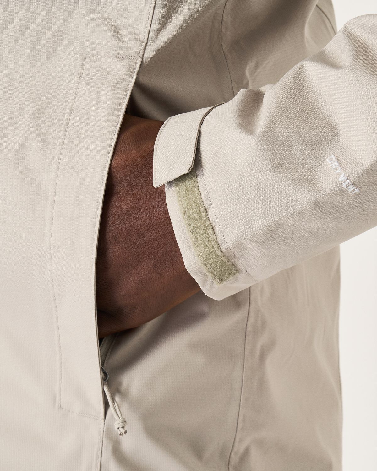  Zipped hand pockets on both jackets 