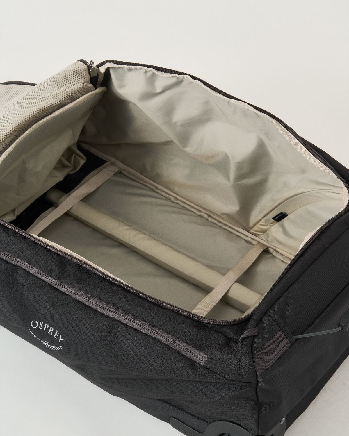 Zipped main compartment 