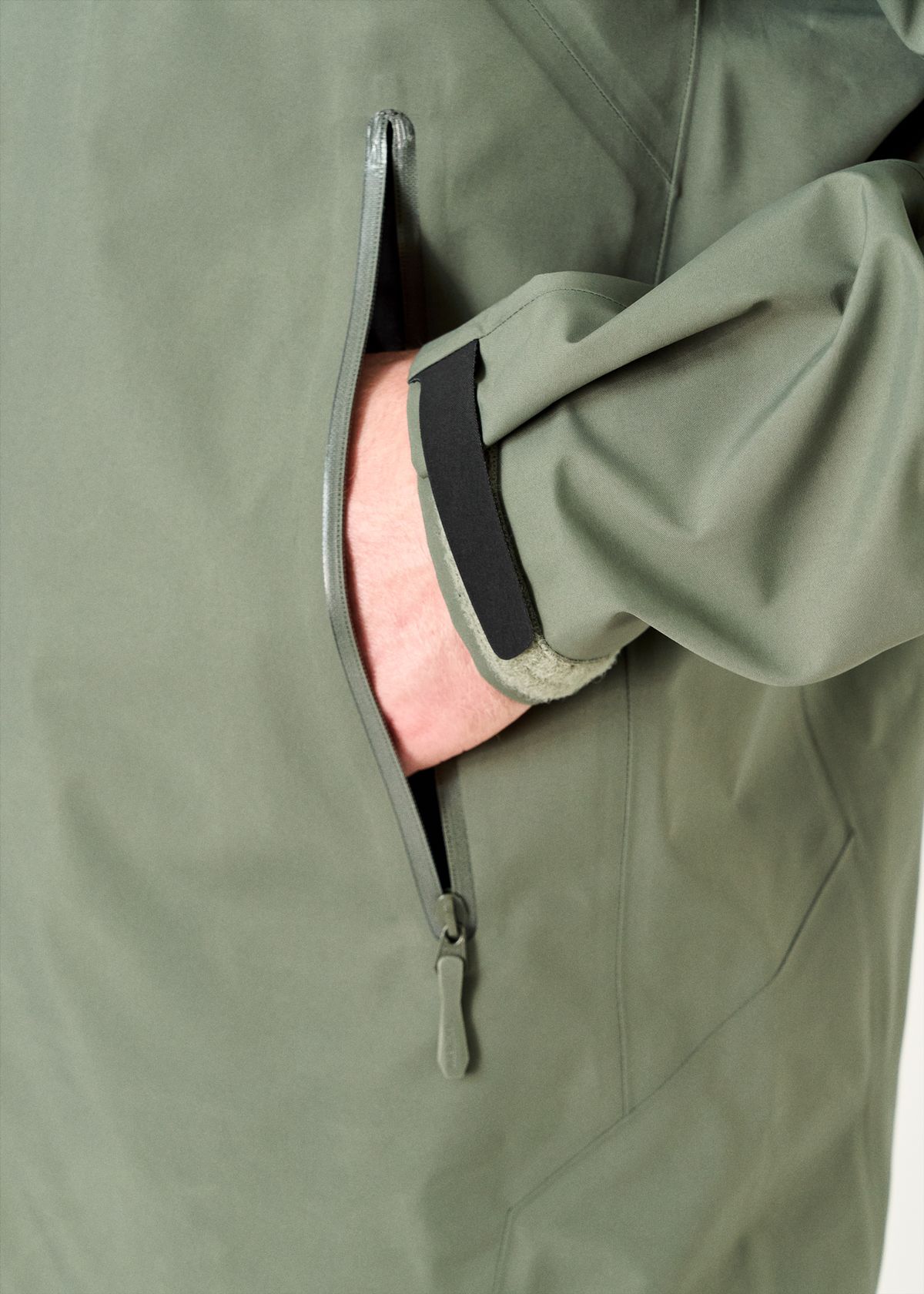 Zipped hand pockets 