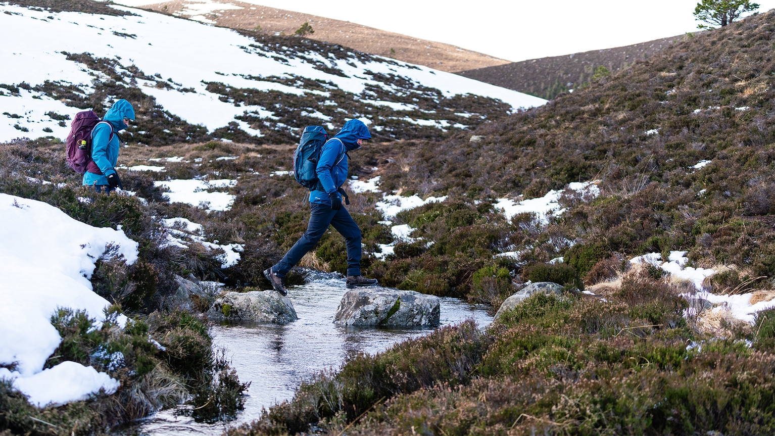 two people walking in the cairngorms