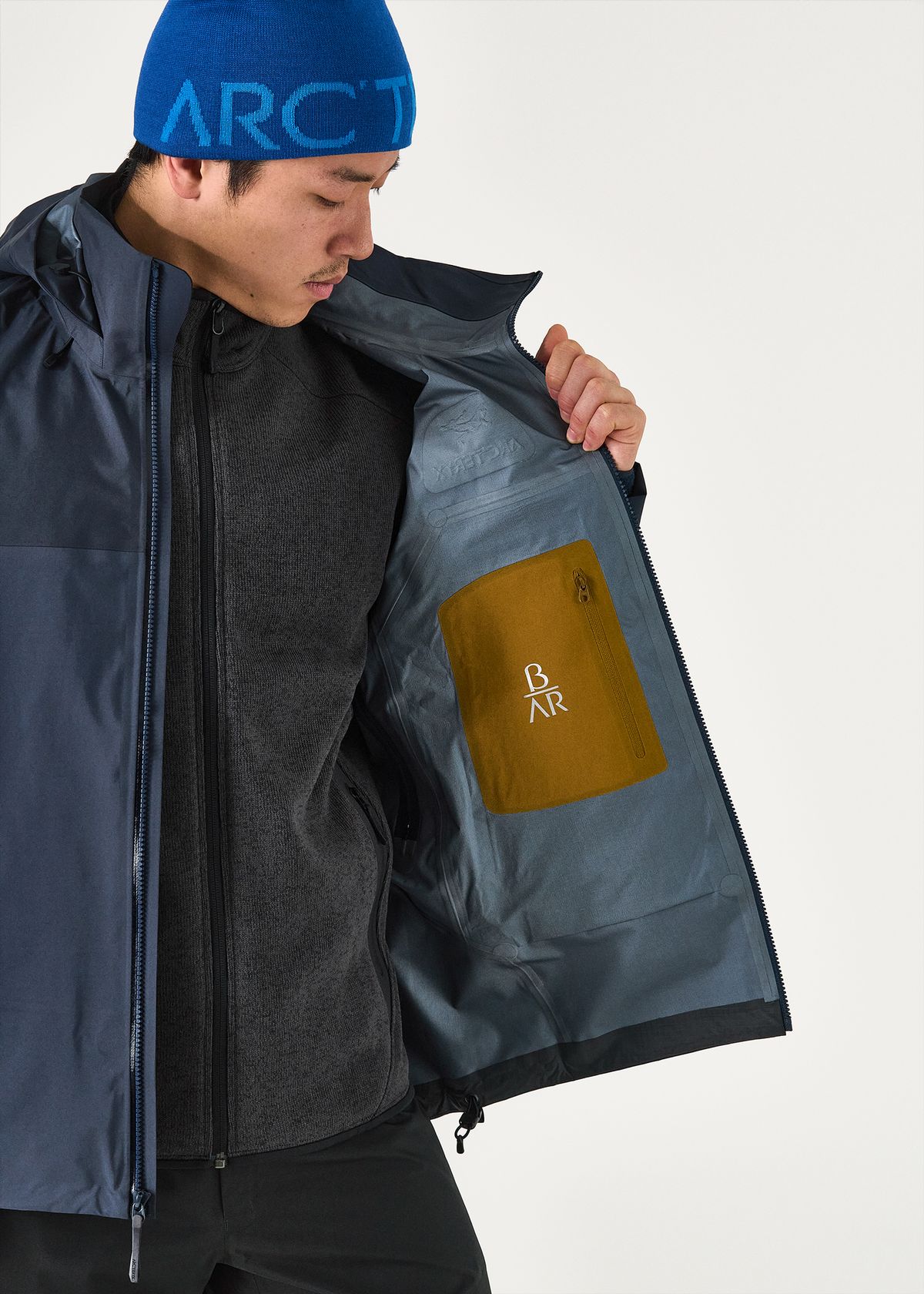 Internal zipped pocket