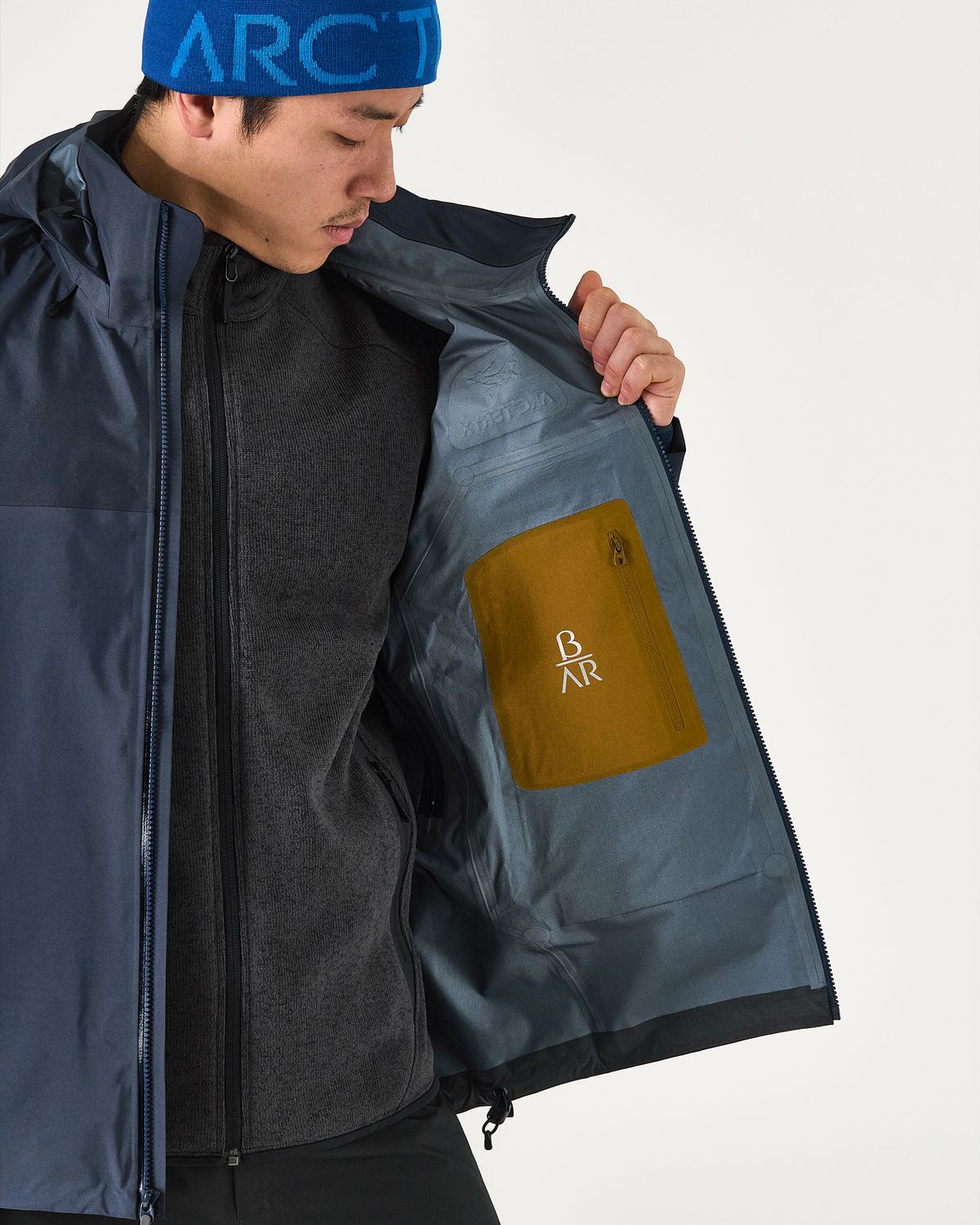 Internal zipped pocket