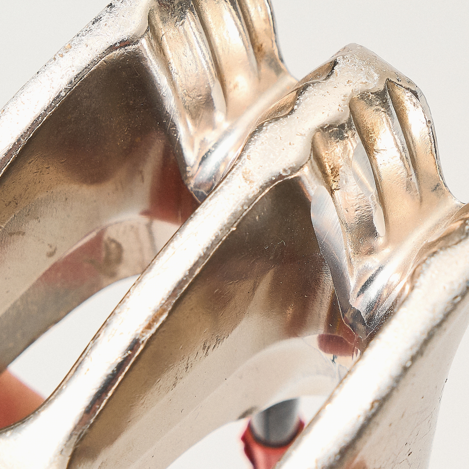 Image of Sharp edges or nicks