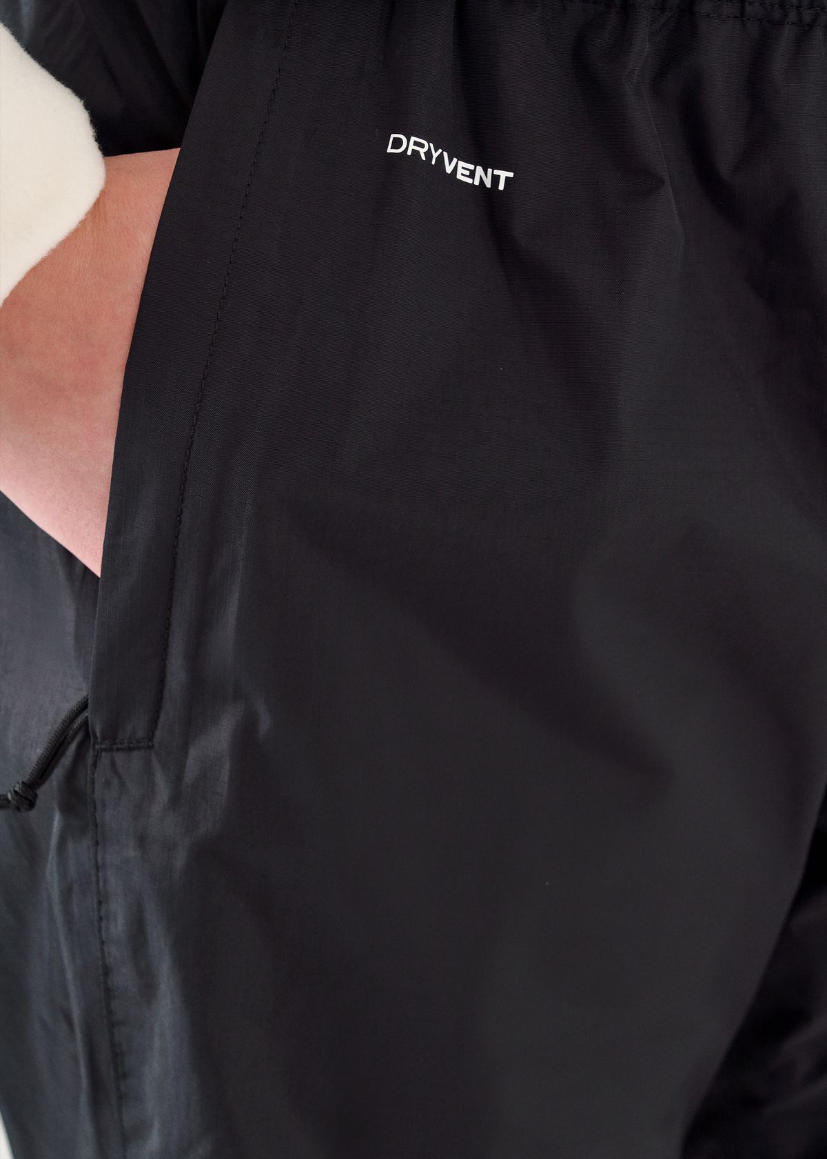 Zipped hand pockets 