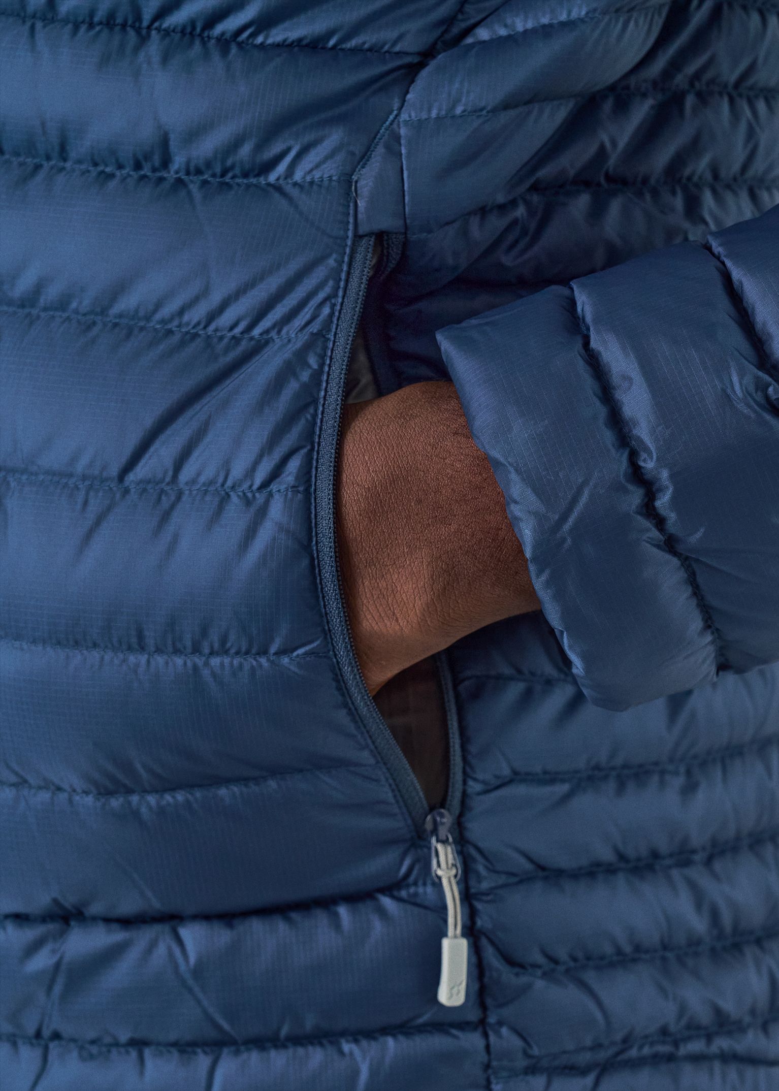 Zipped hand pockets