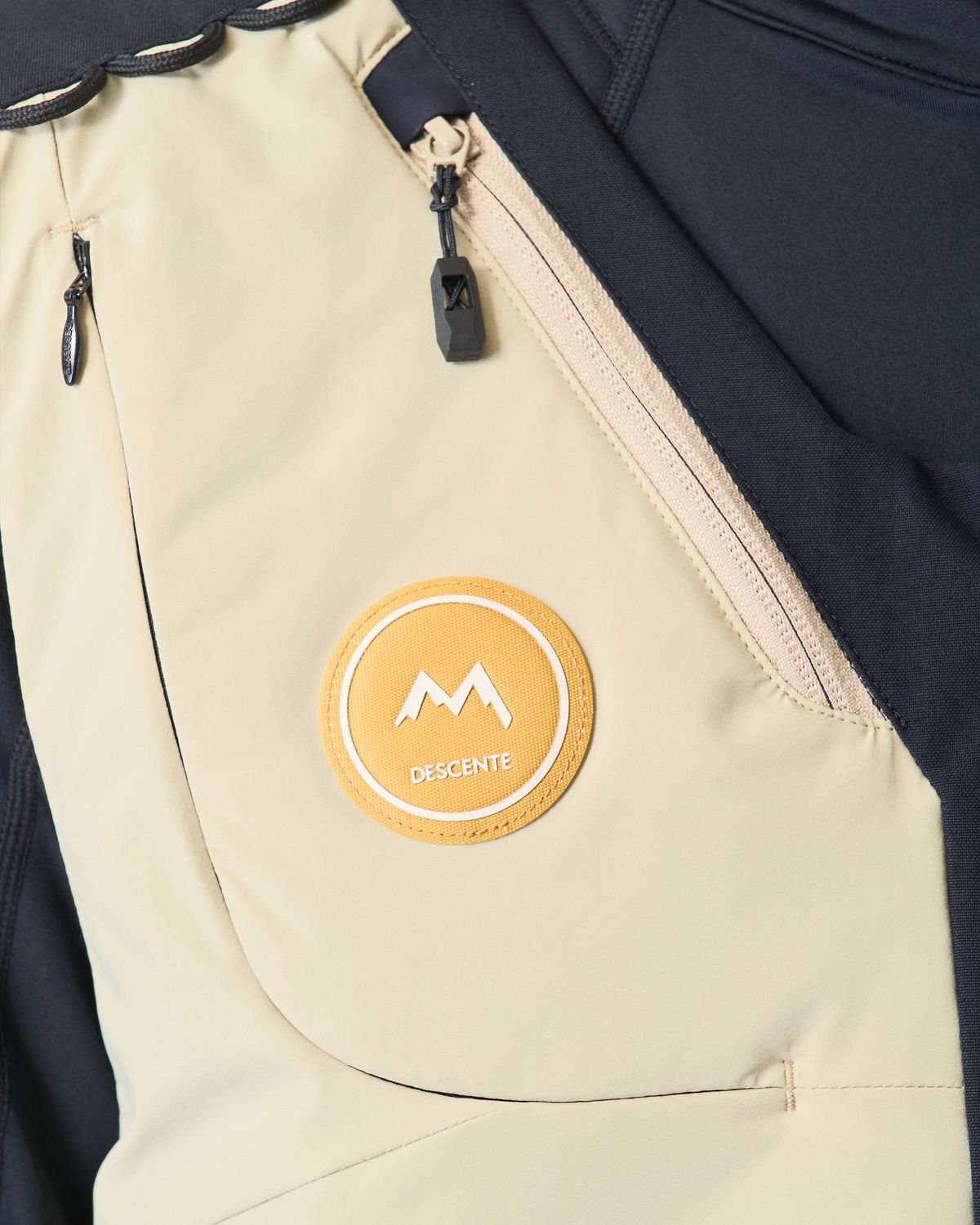 Zipped cargo pockets