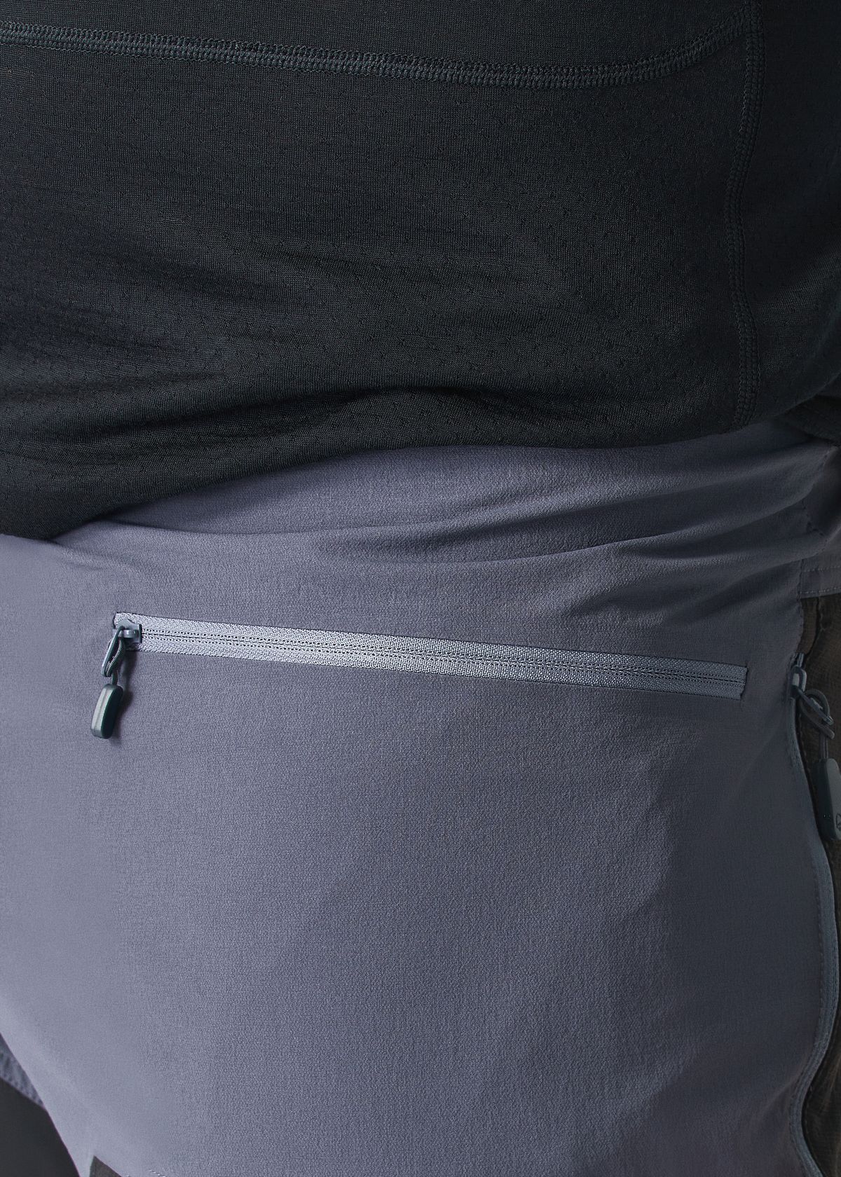 Zipped thigh pockets 