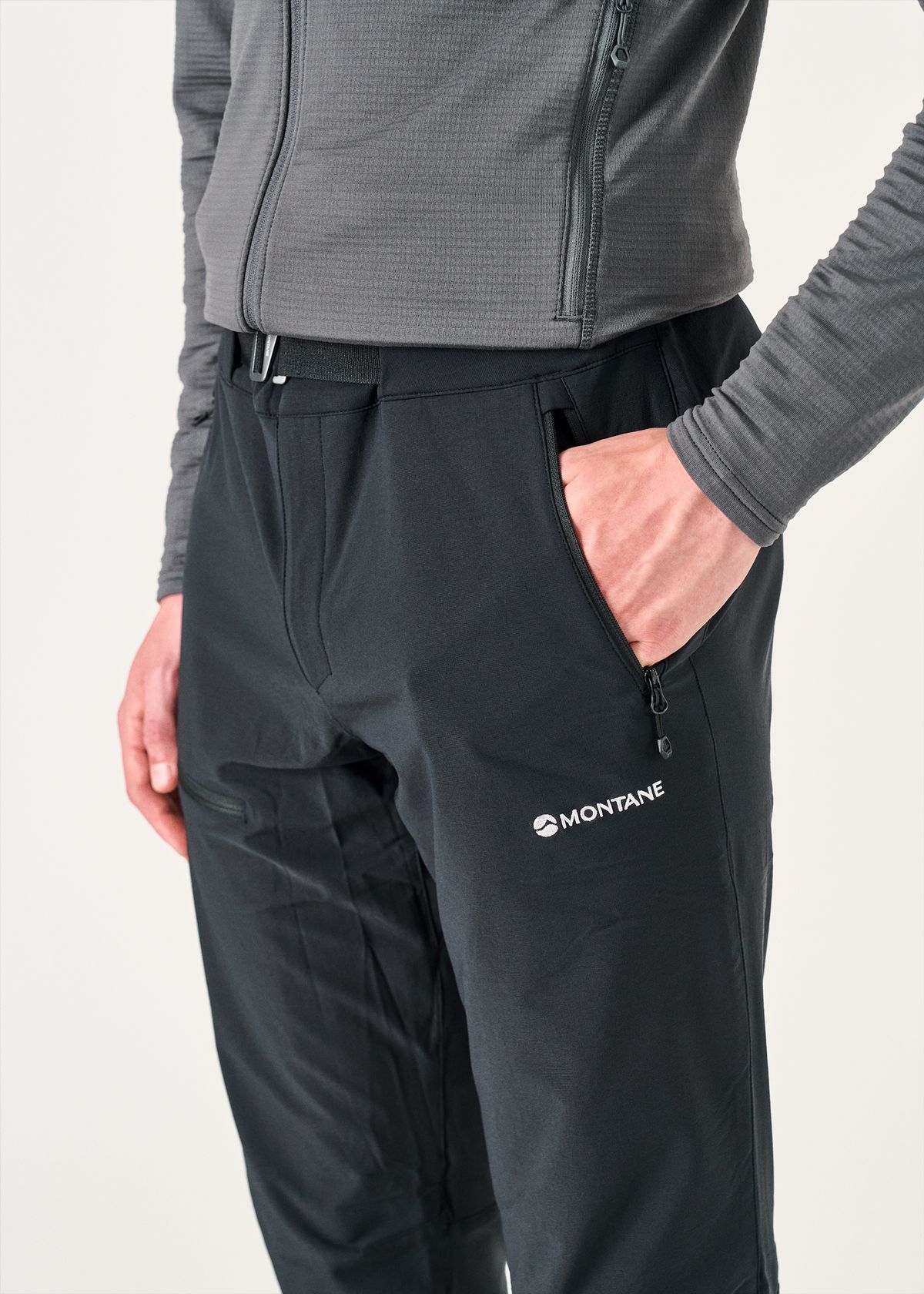  Zipped mesh-lined hand pockets 