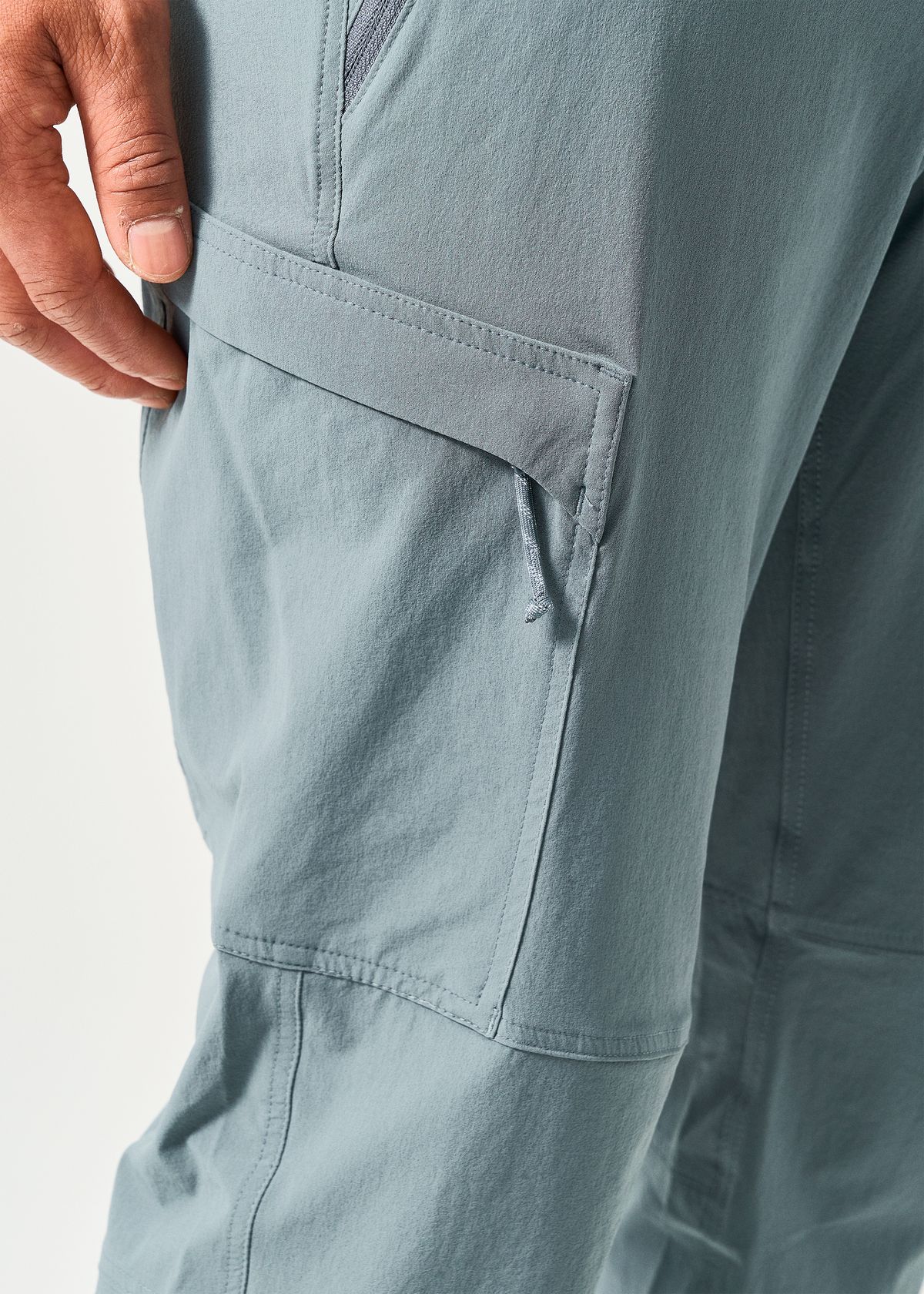Zipped thigh pocket 