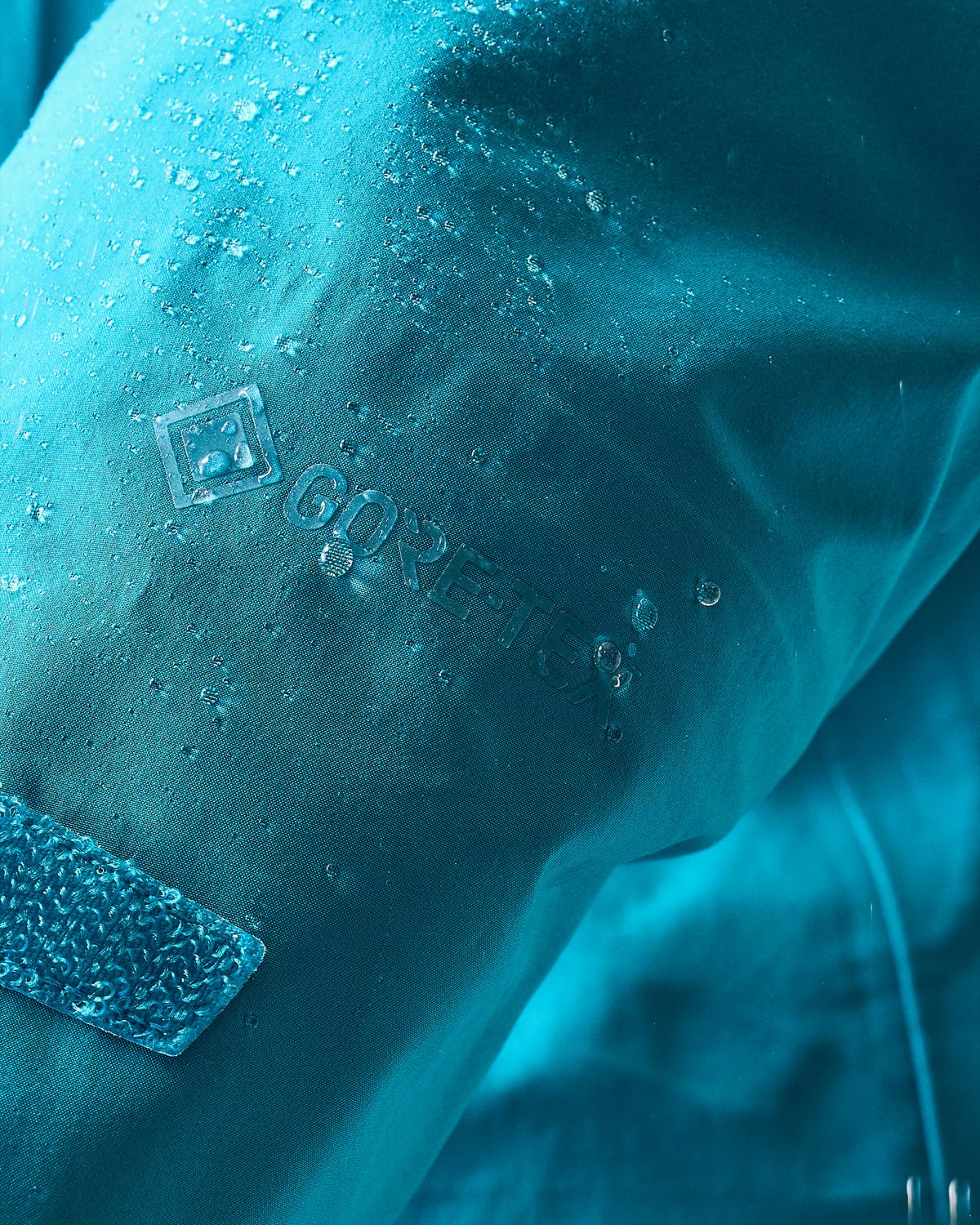  GORE-TEX 3-layer expanded polyethylene (ePE) waterproof protection 