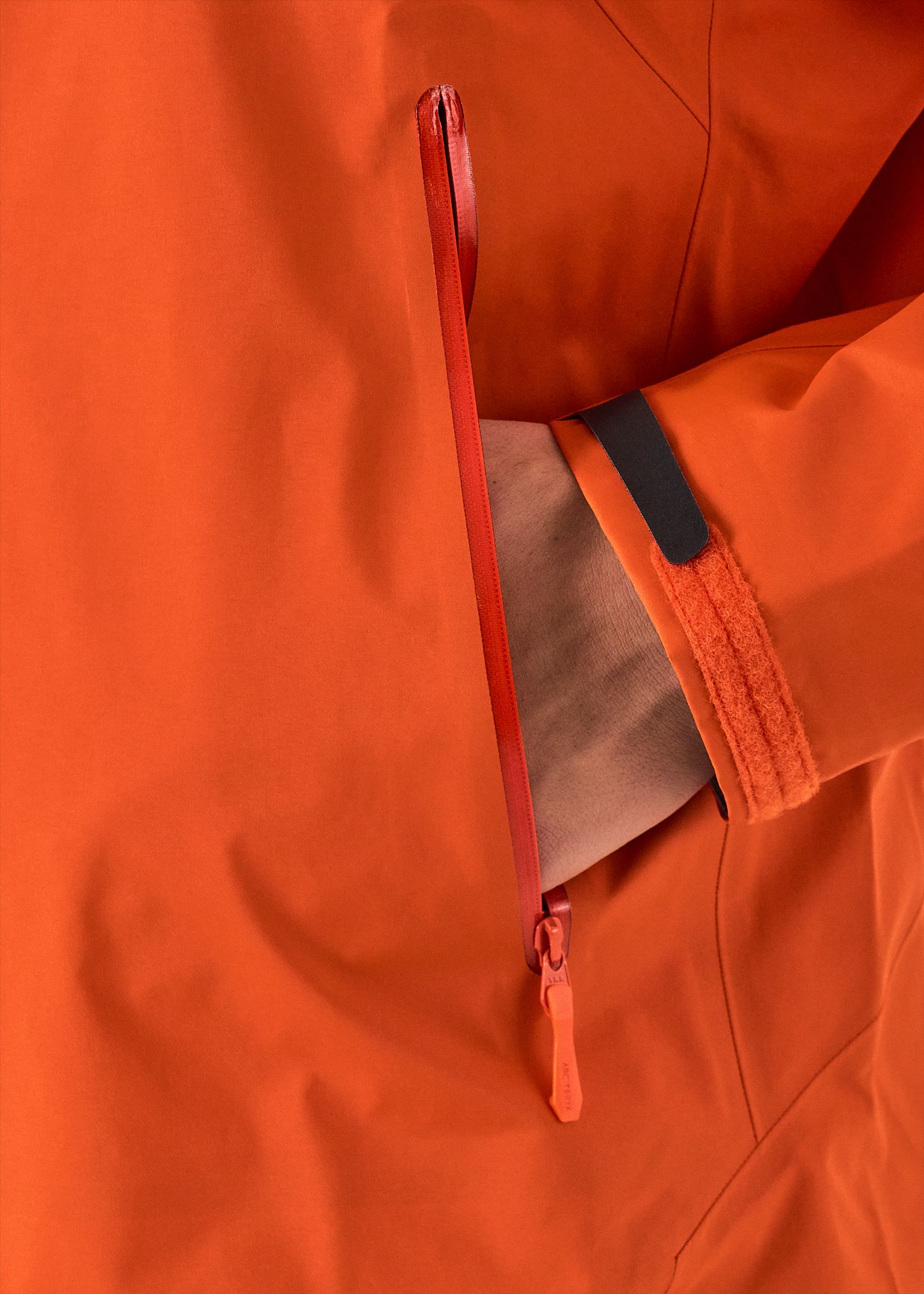 Zipped hand pockets 