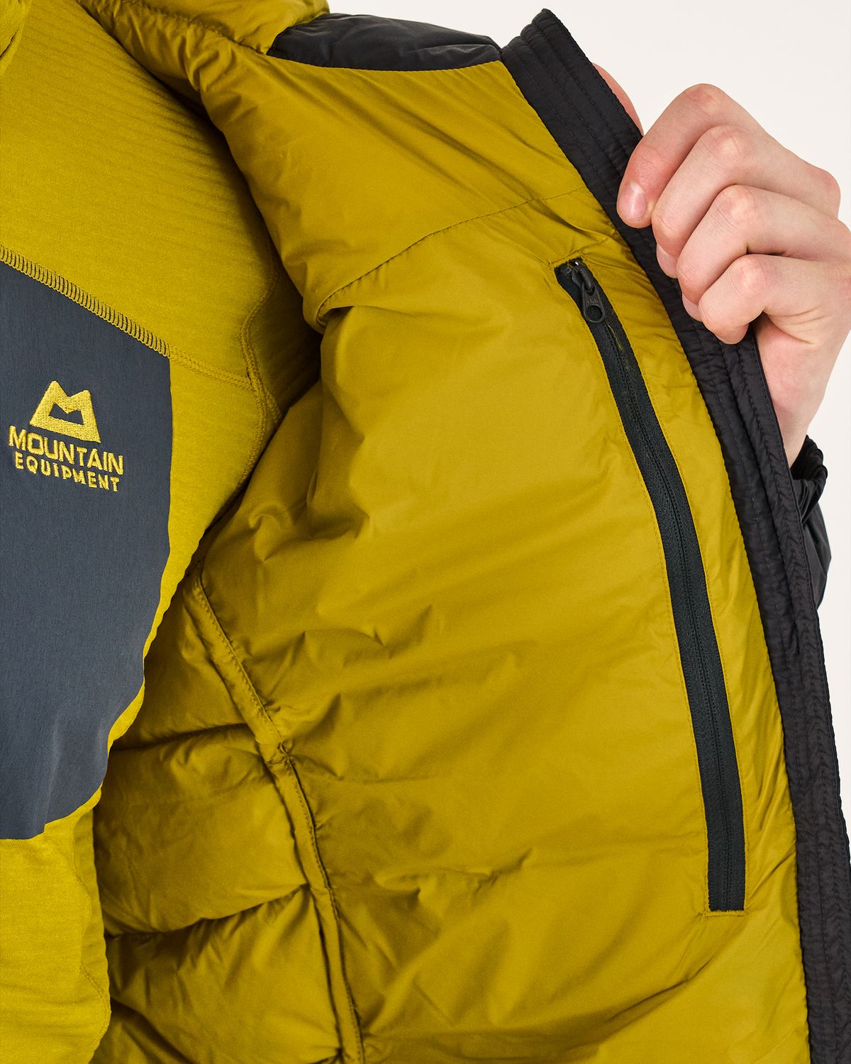  Internal zipped pocket 