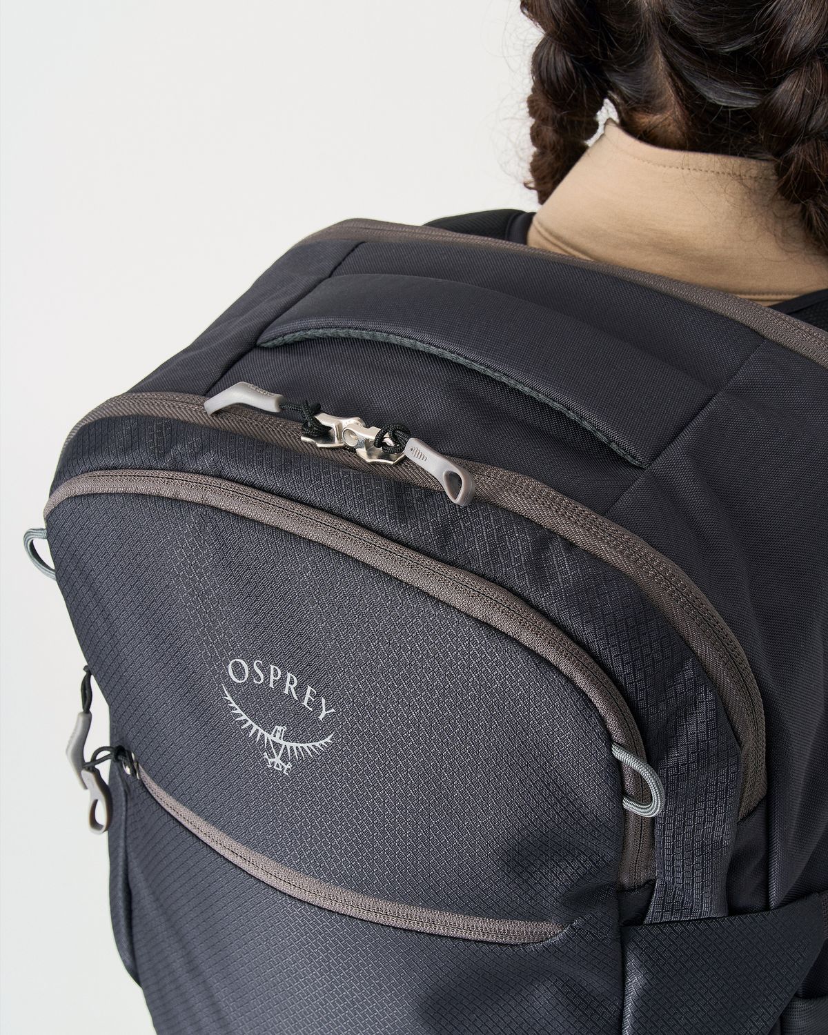 Zipped main compartment 