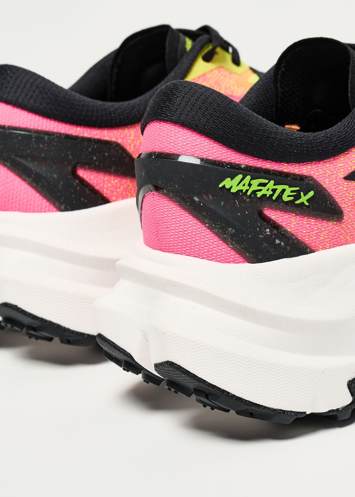 Moulded heel counter