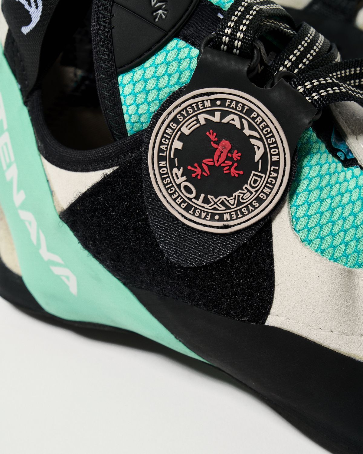 Draxtor Velcro closure