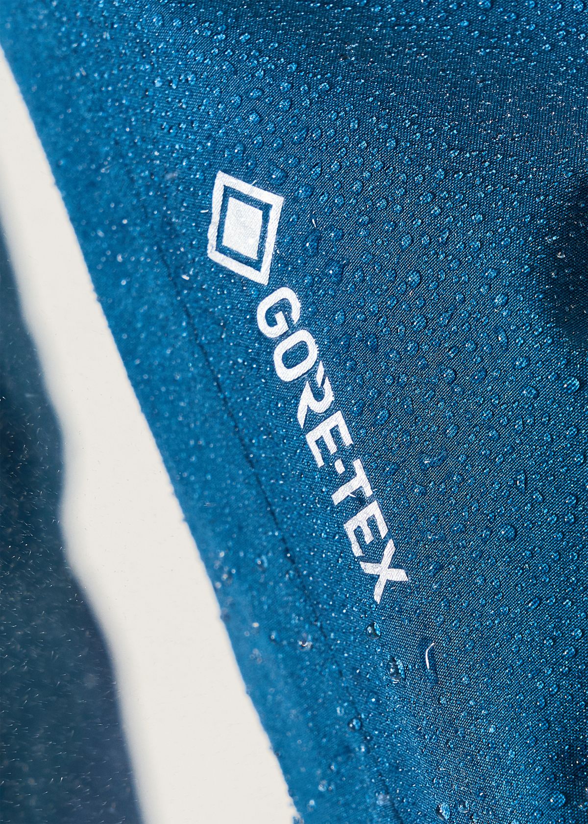 GORE-TEX 3-layer expanded polyethylene (ePE) waterproof protection    