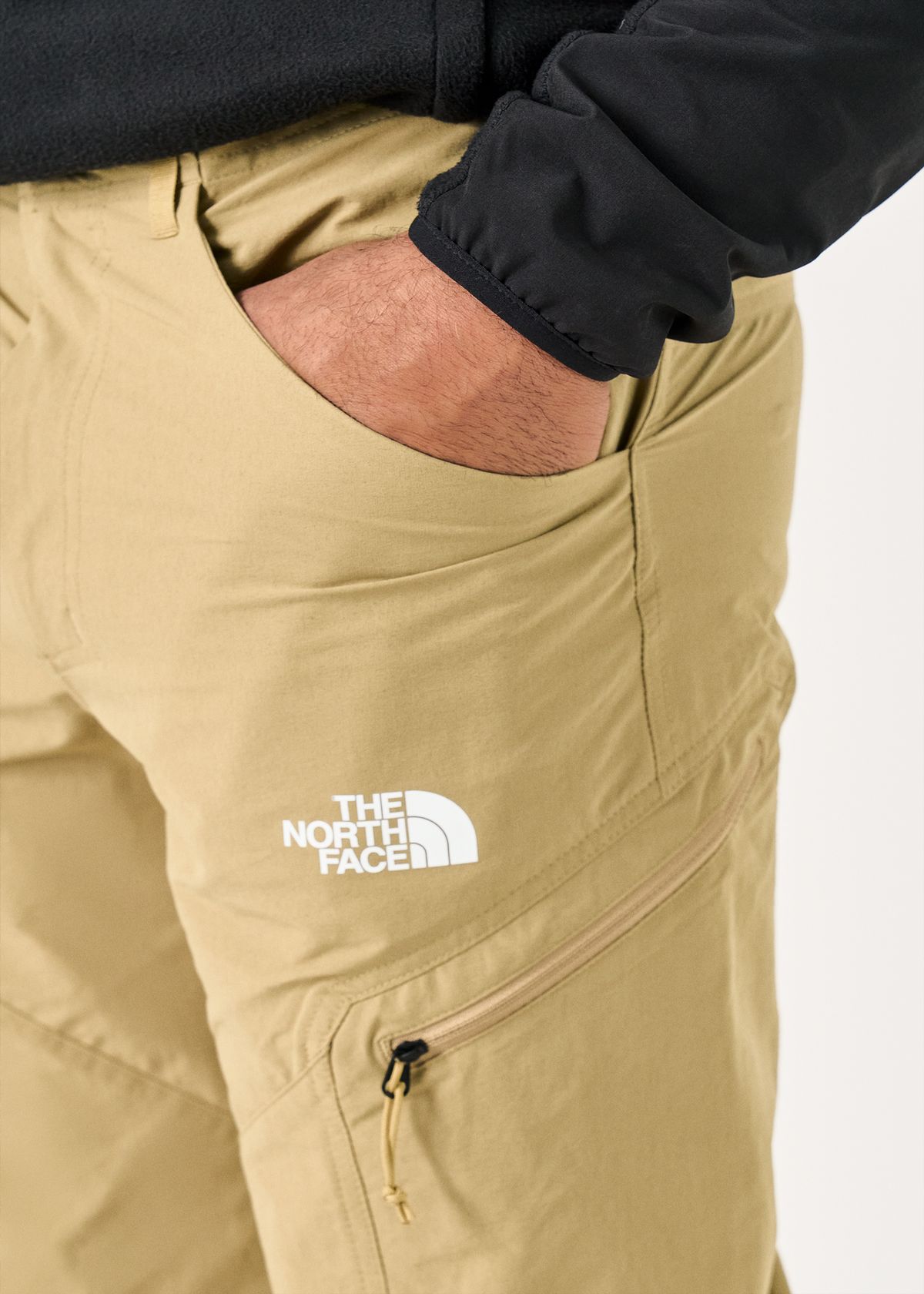  Zipped leg pocket