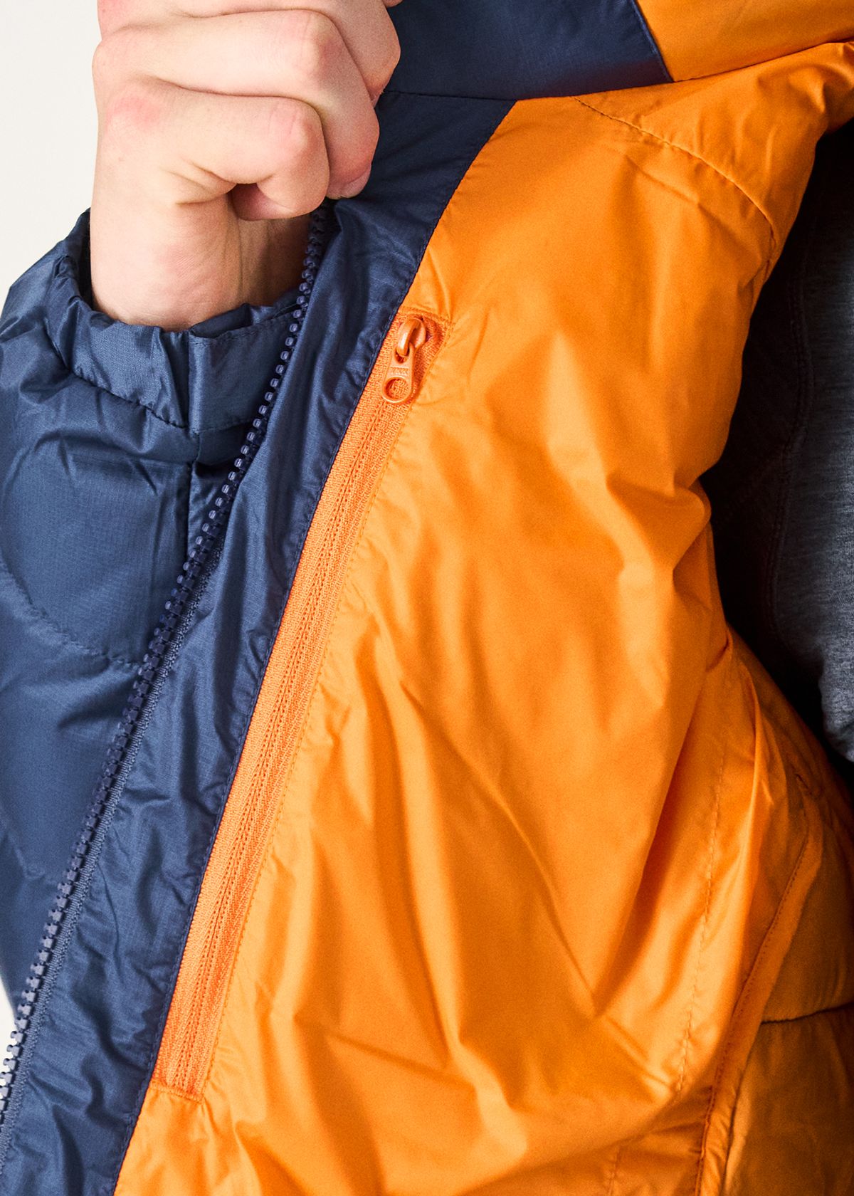  Internal zipped pocket 