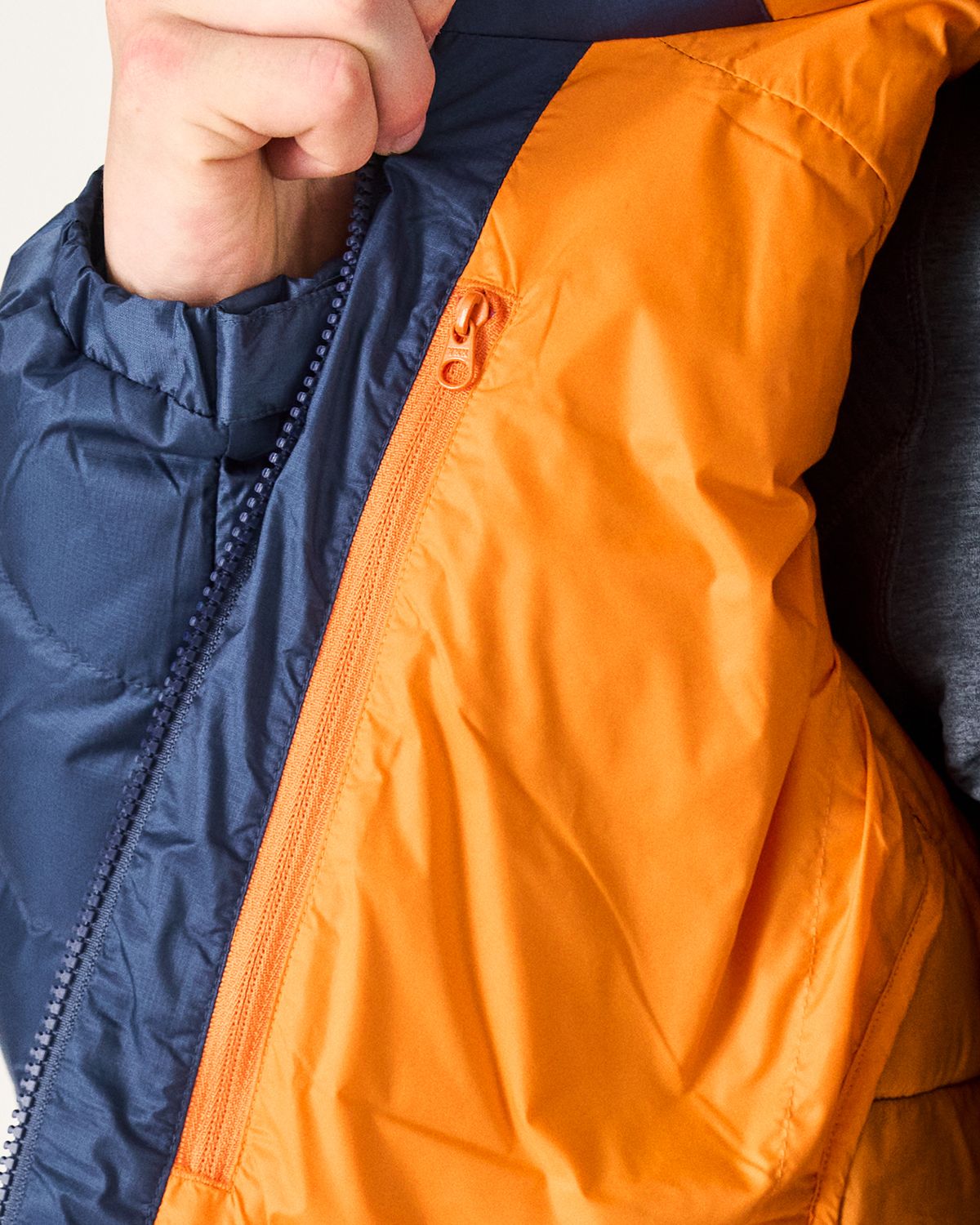  Internal zipped pocket 