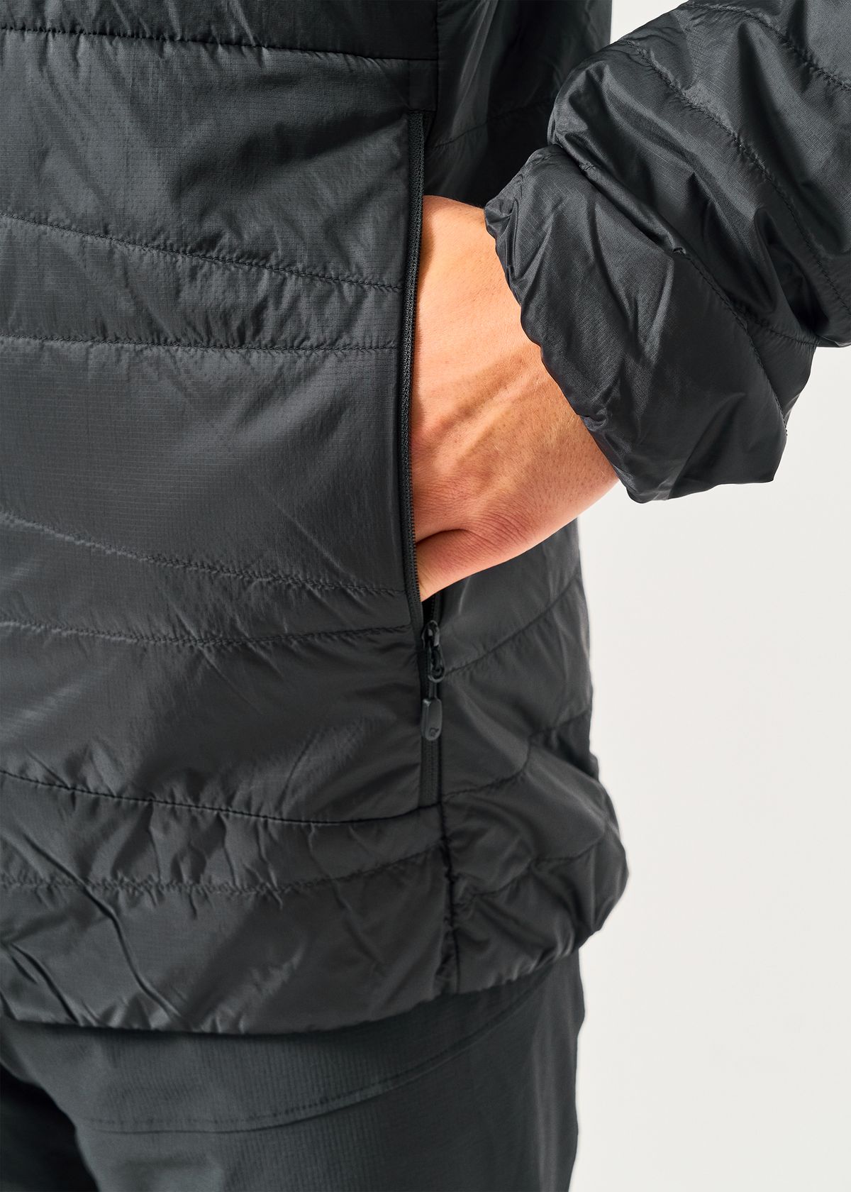  Zipped hand pockets 