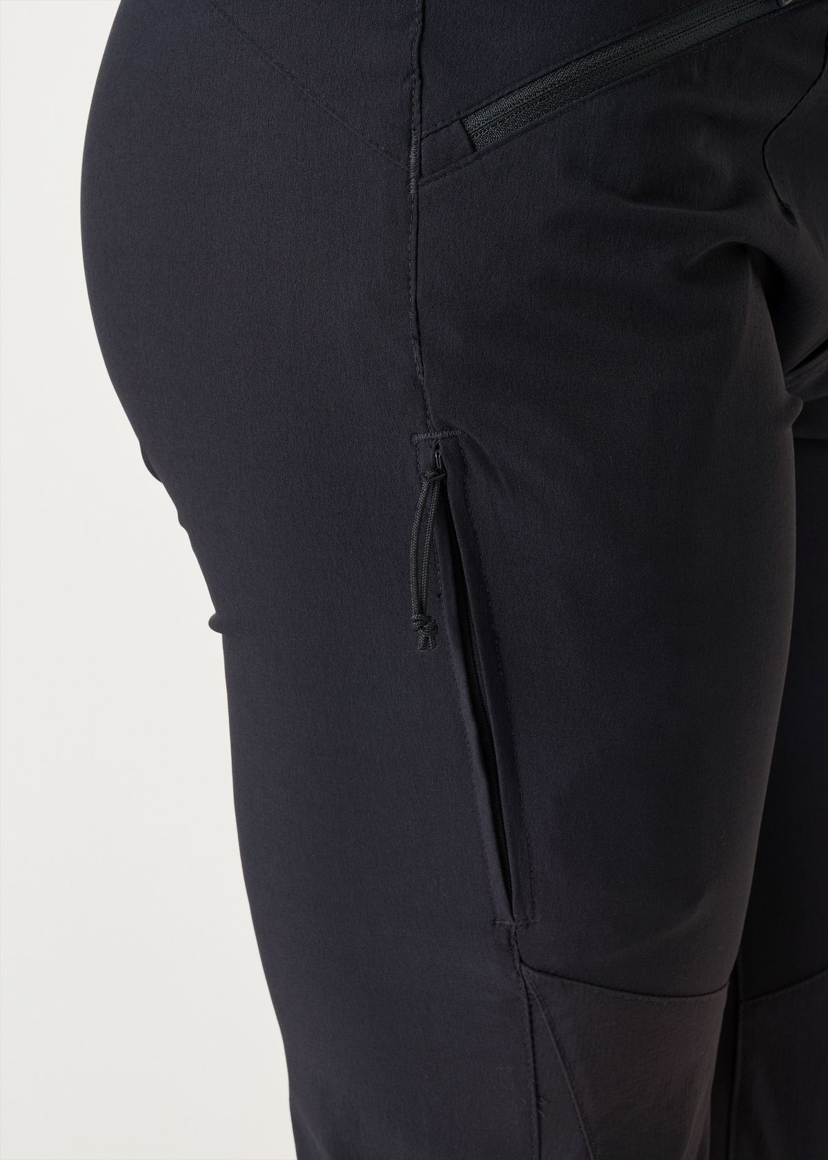 Zipped leg pocket