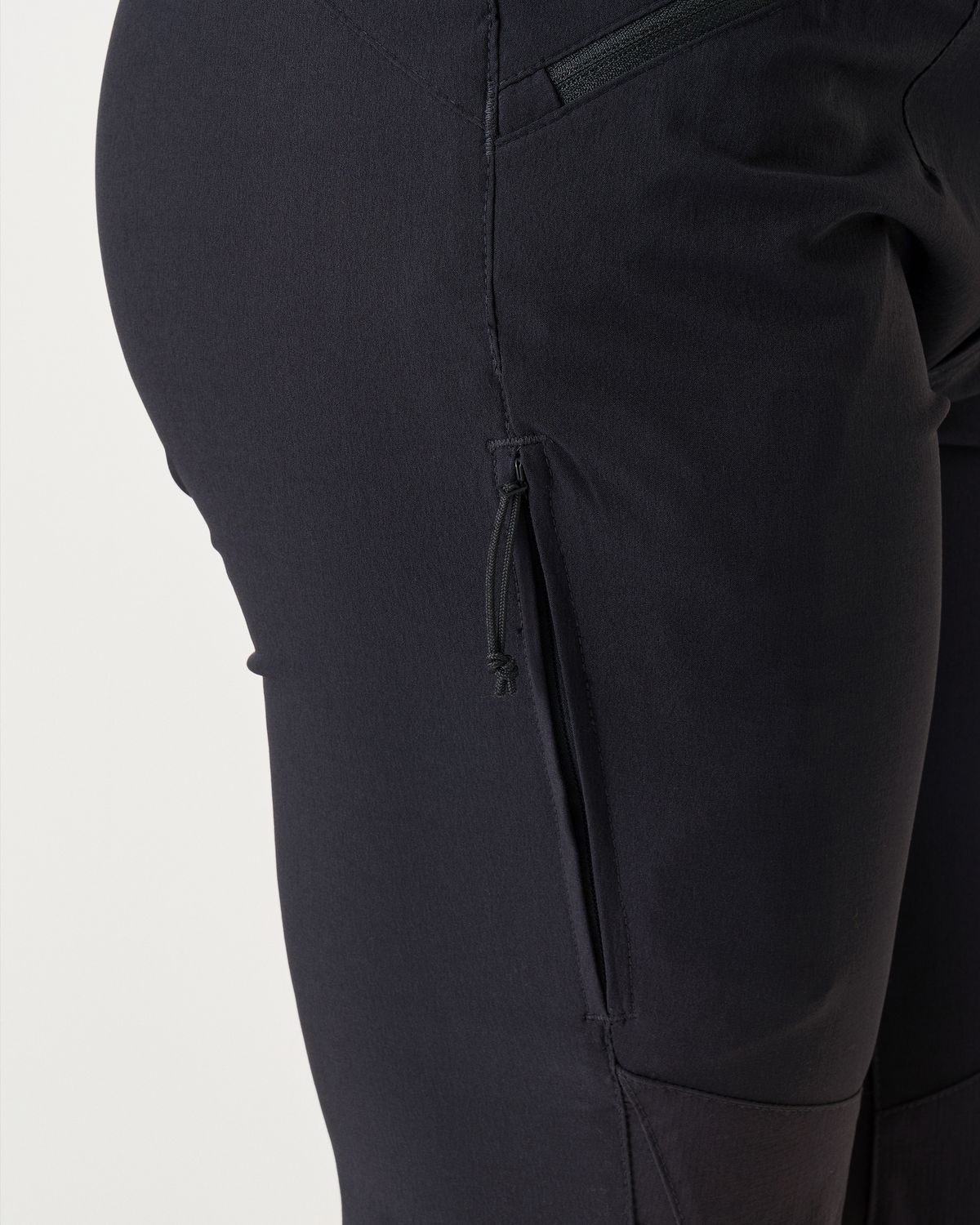 Zipped leg pocket
