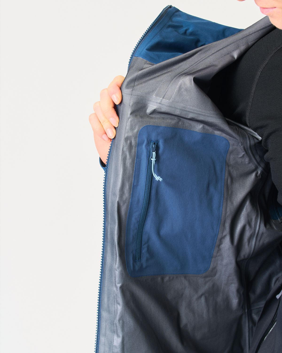 Internal zipped pocket