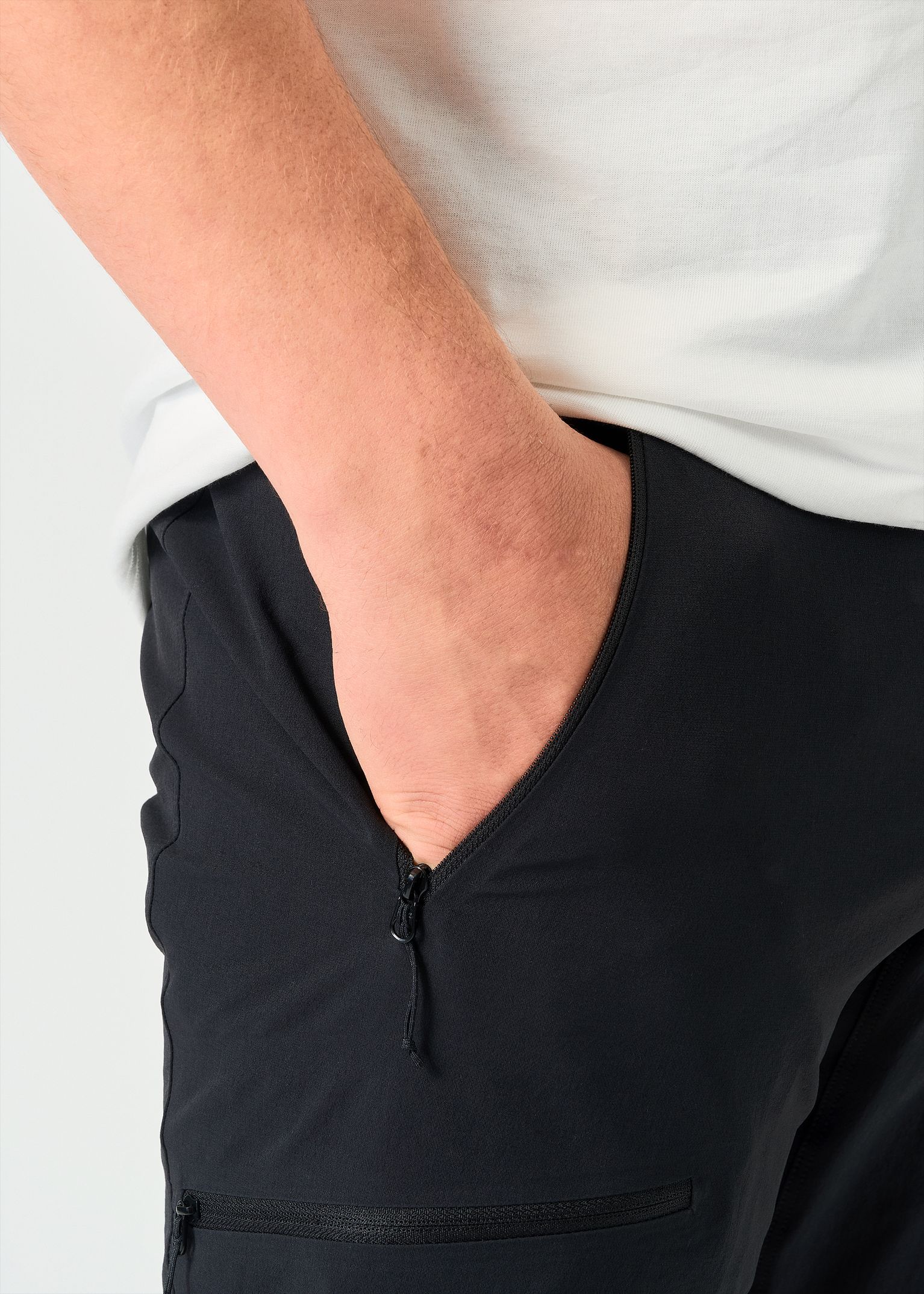 Zipped hand pockets