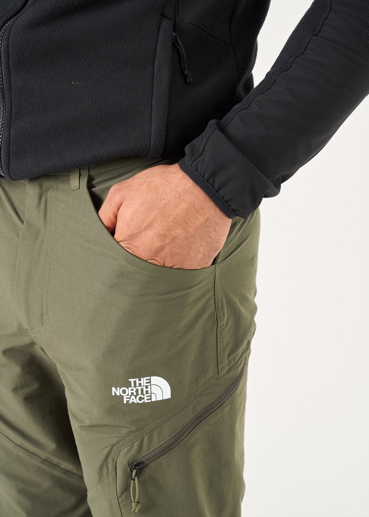  Zipped leg pocket