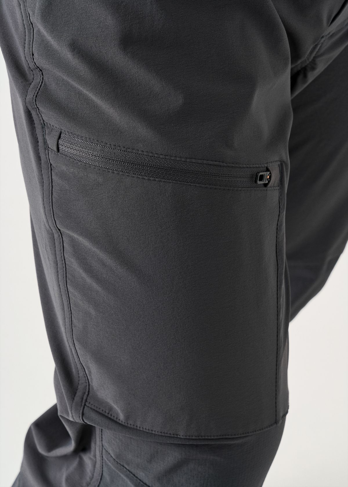 Zipped leg pocket
