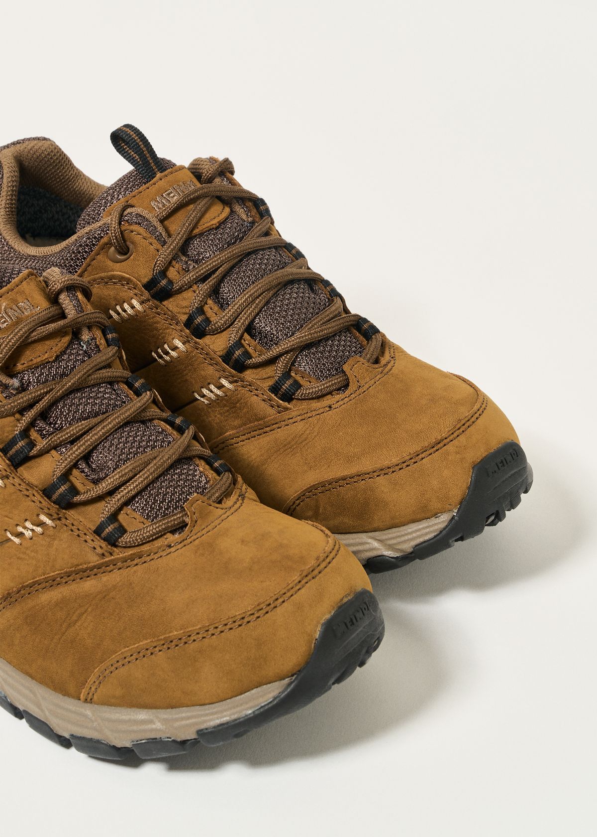 Waxed nubuck upper	