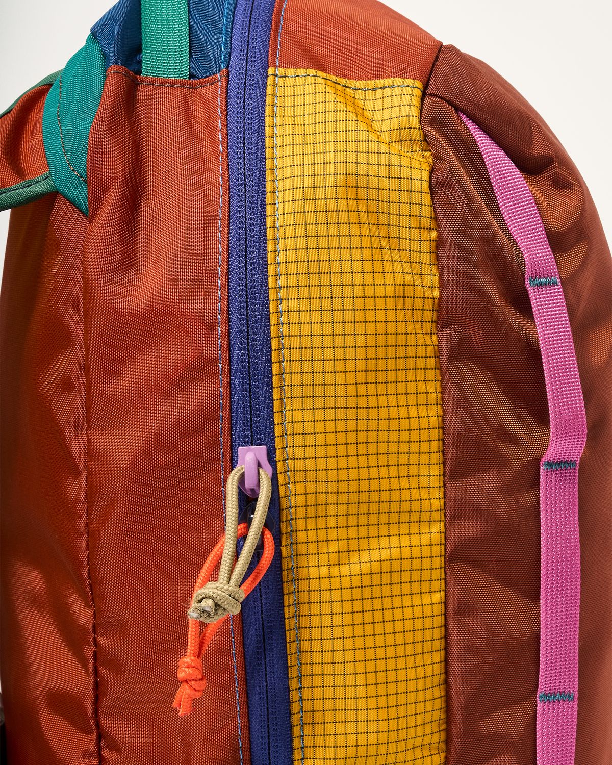 Zipped main compartment