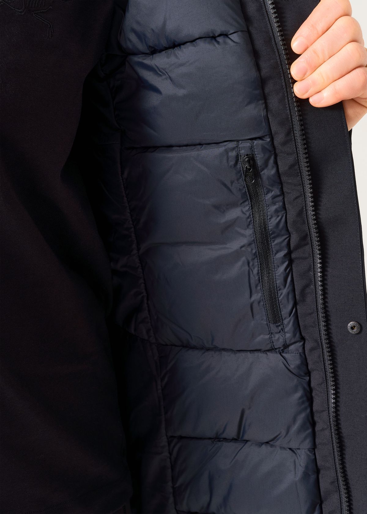 Internal zipped pocket