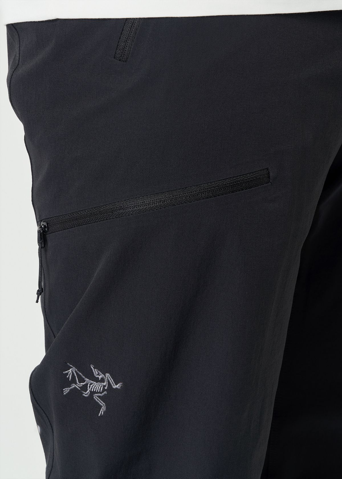 Zipped thigh pocket 