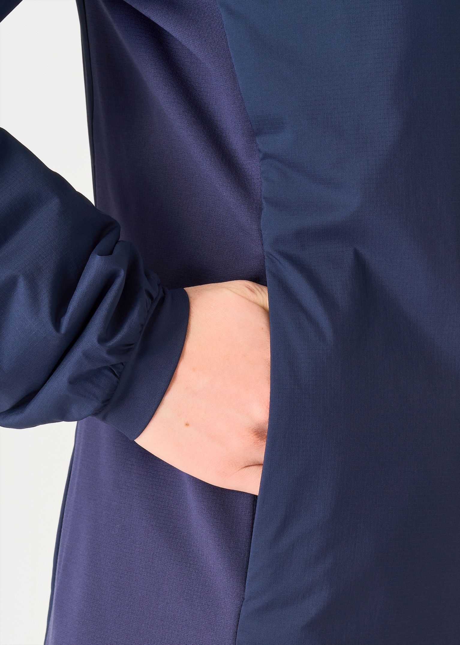 Zipped hand pockets 