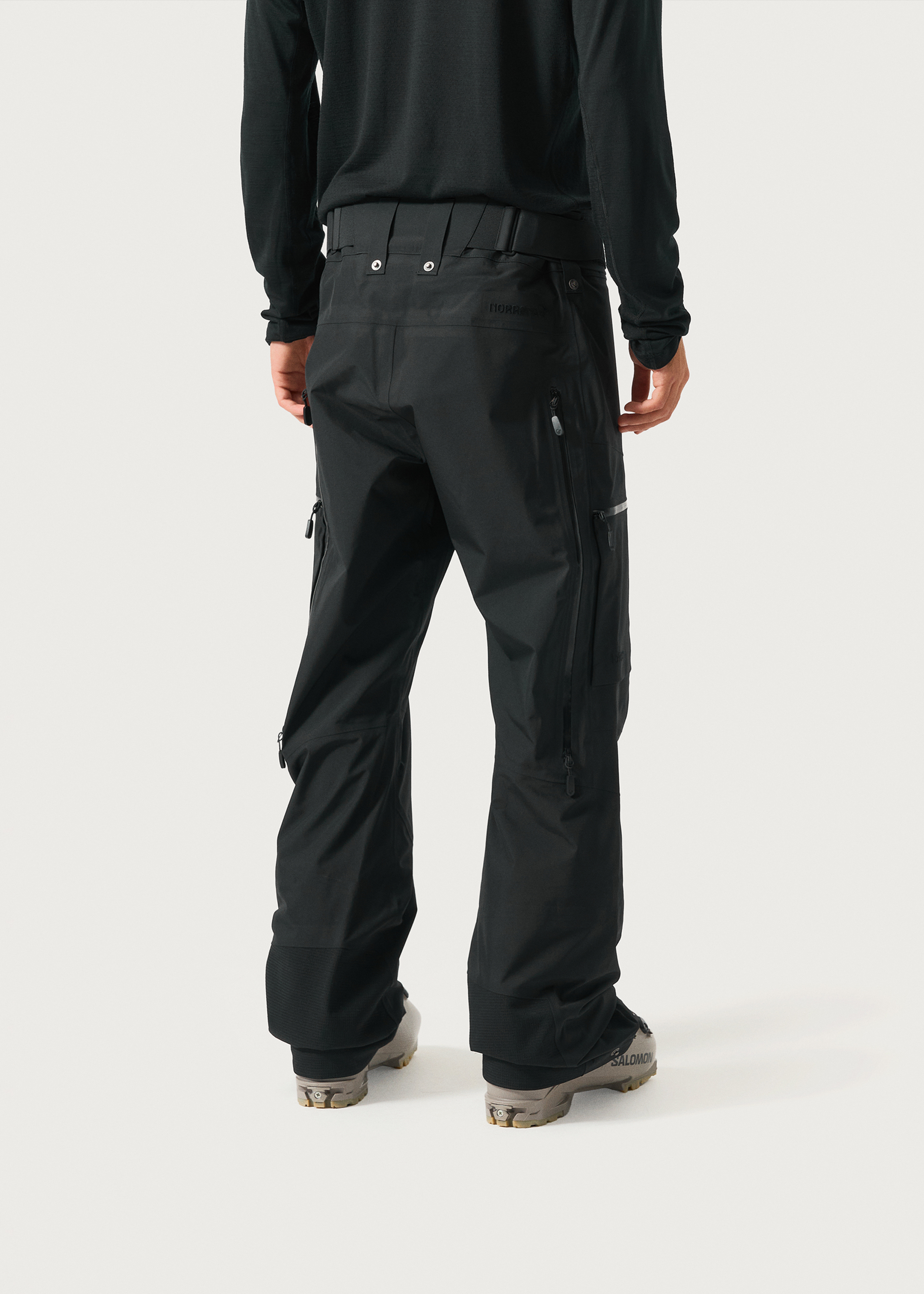 339401901_model_ellisbrigham_0