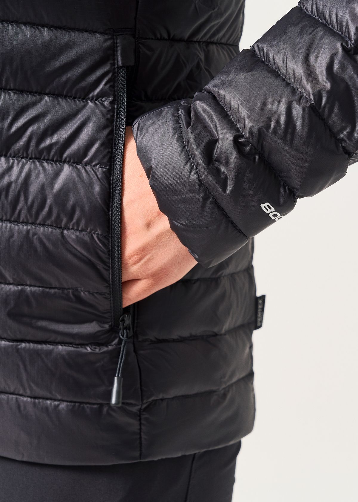 Zipped hand pockets