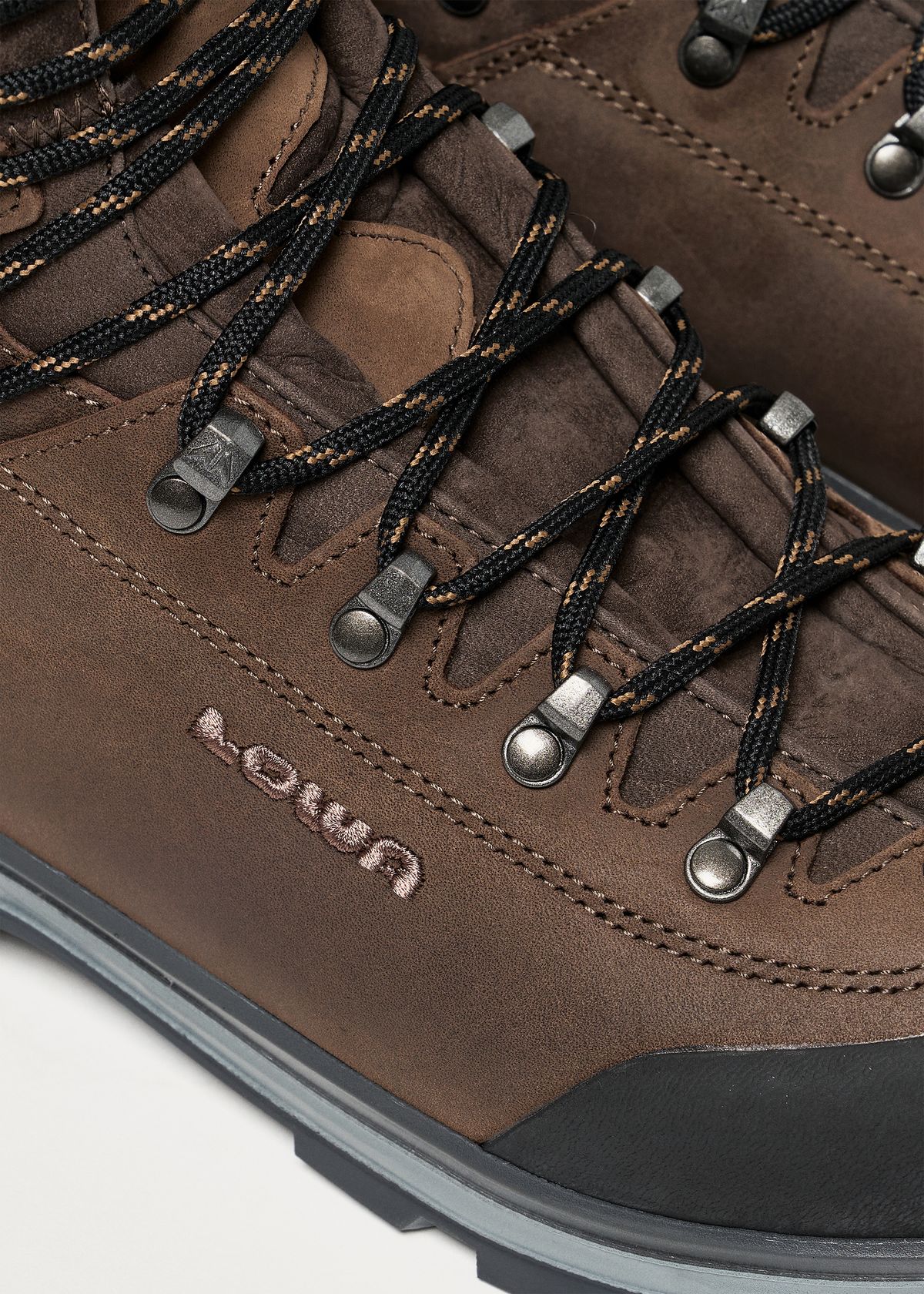 Waxed nubuck upper