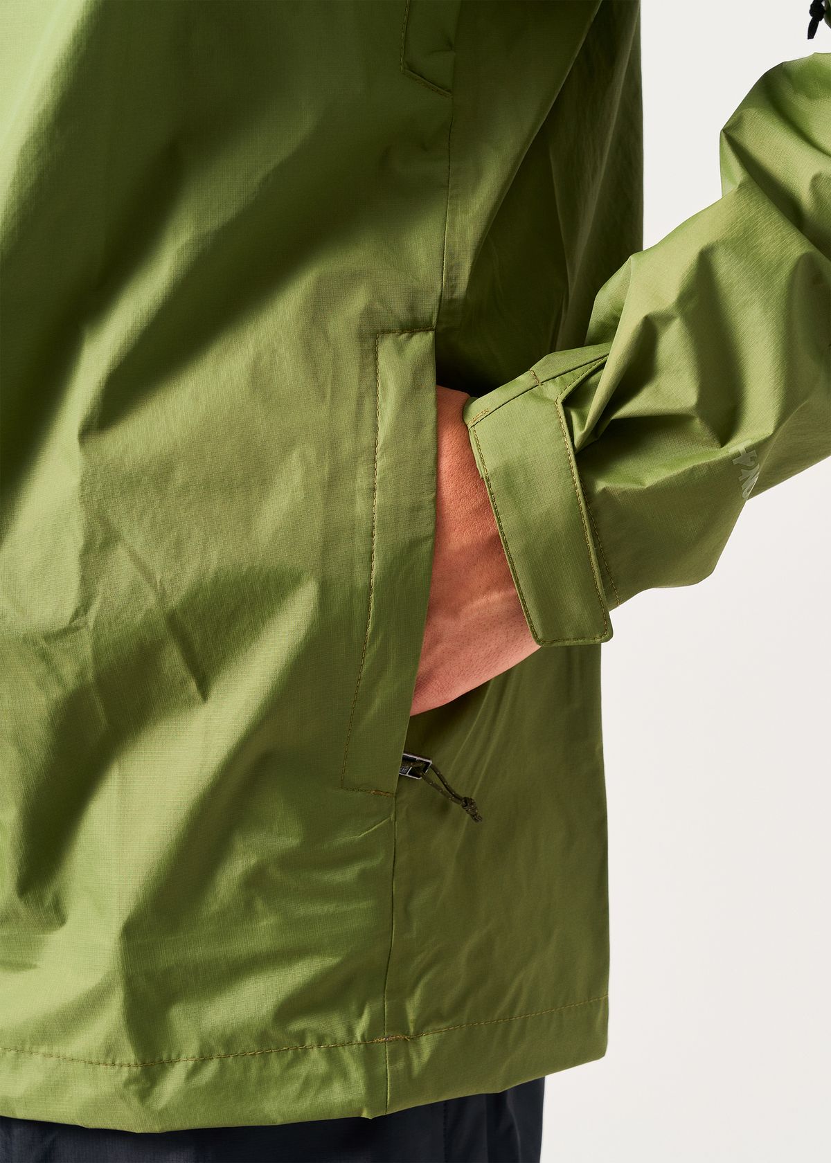 Zipped hand pockets