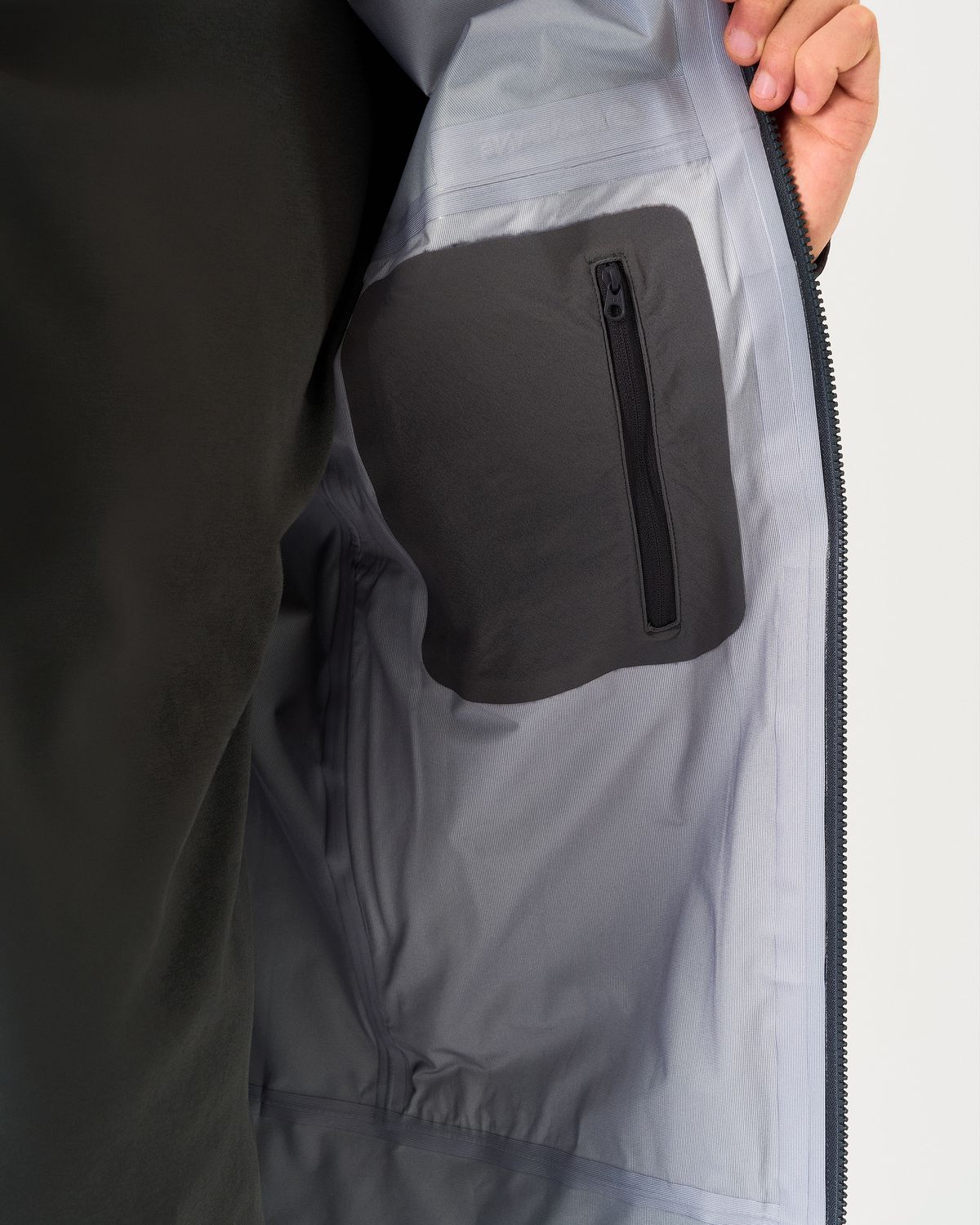  Internal zipped pocket 