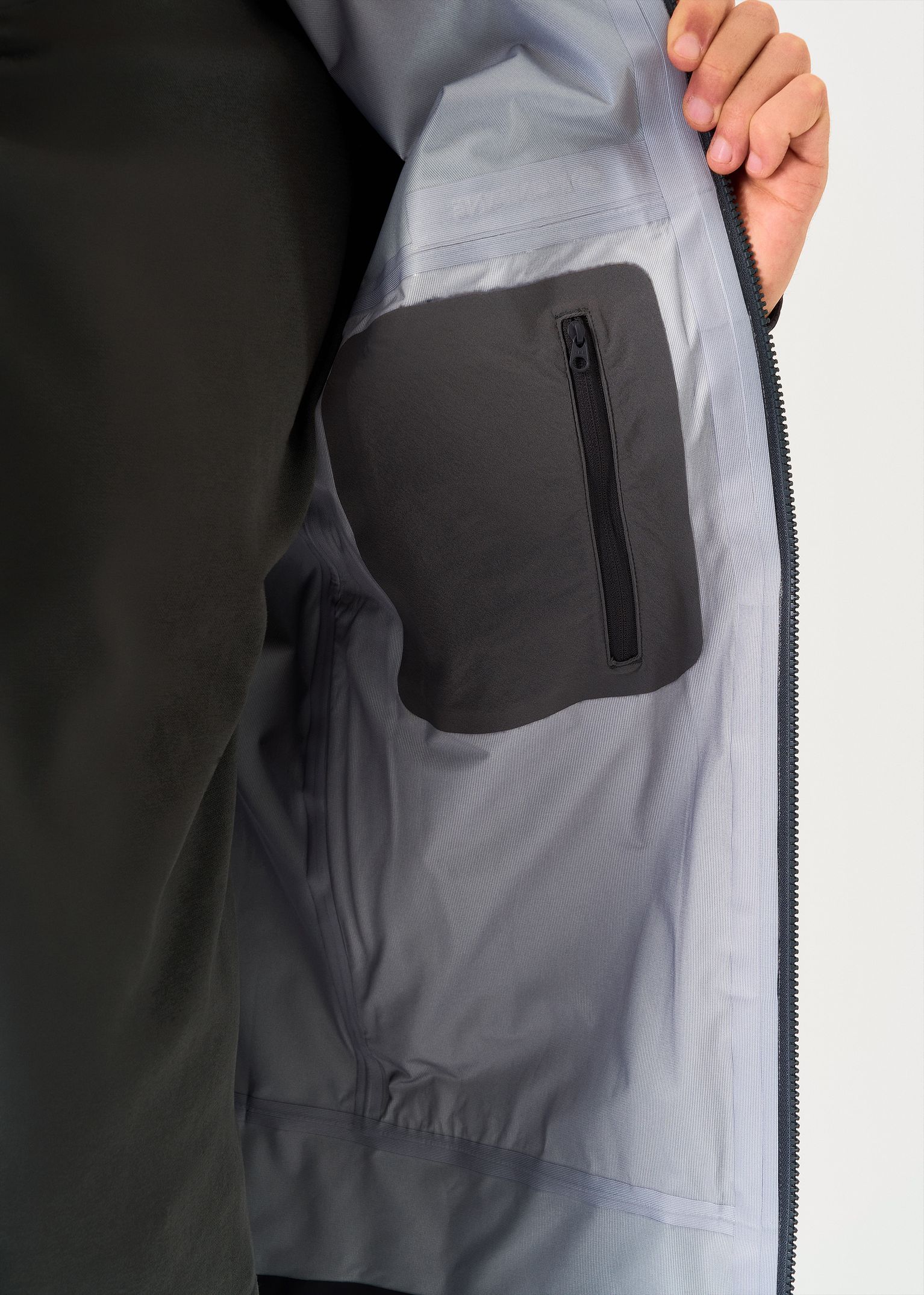  Internal zipped pocket 