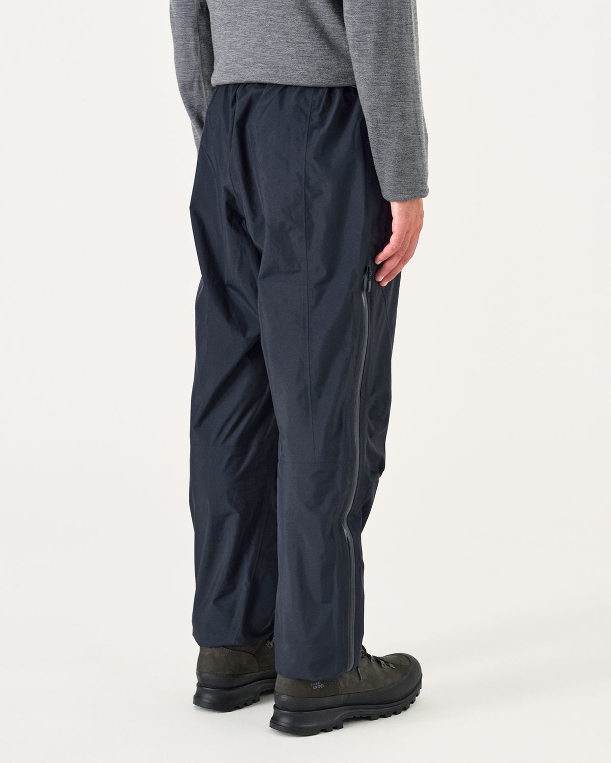   Semi-elasticated waistband with internal drawcord 