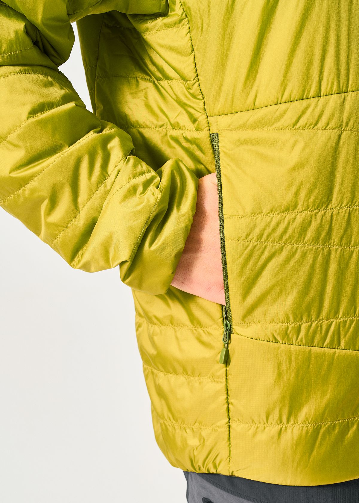 Zipped hand pockets 