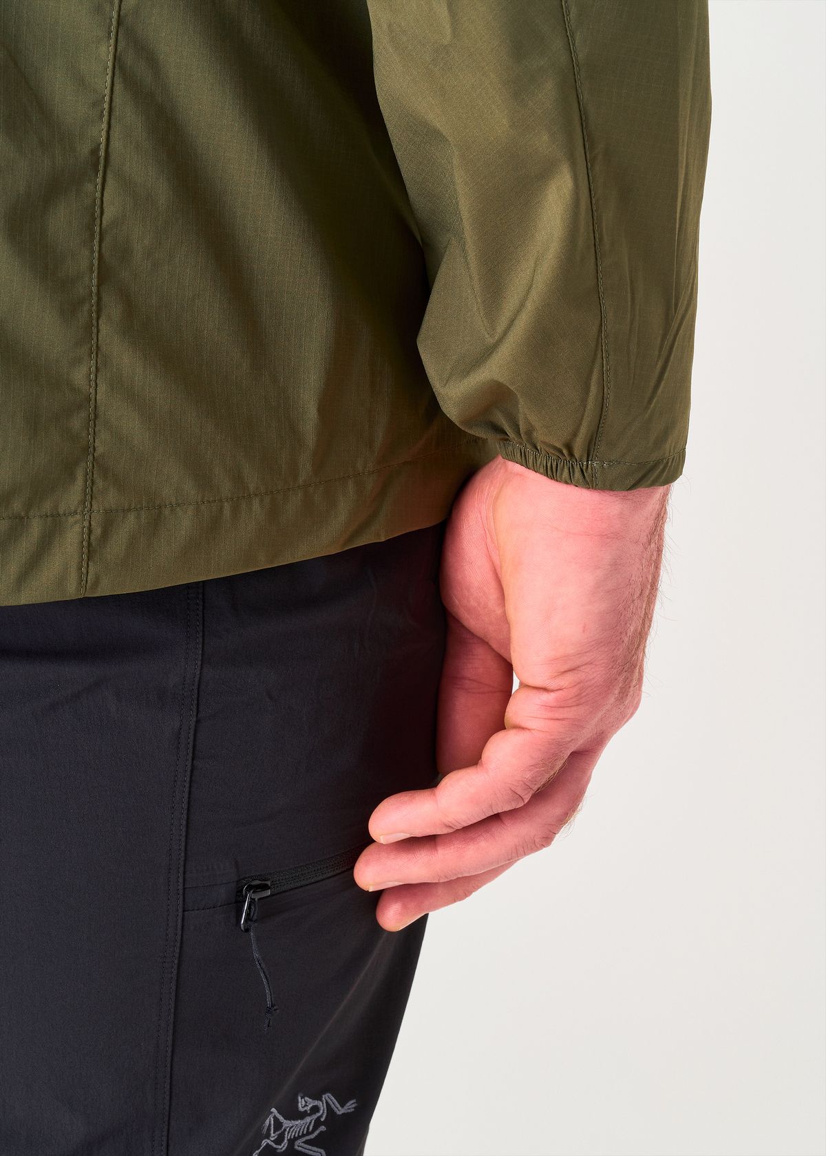   Semi-elasticated cuffs 