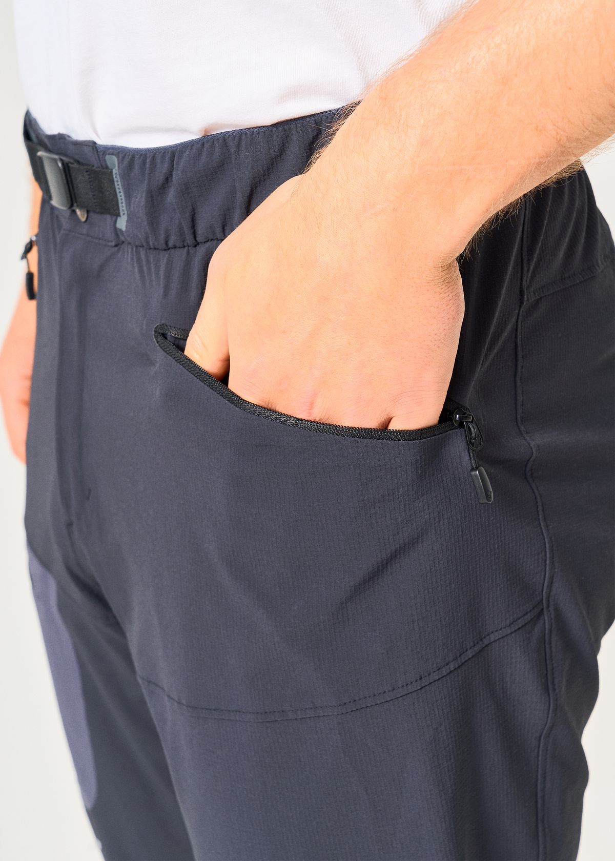 Zipped hand pockets