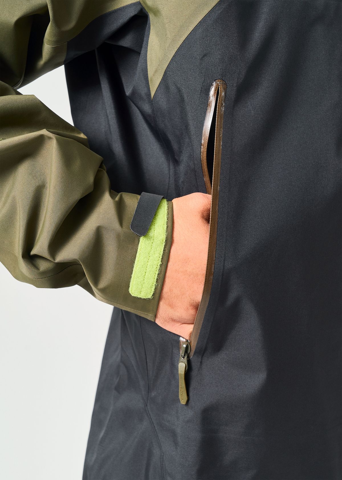Zipped hand pockets 