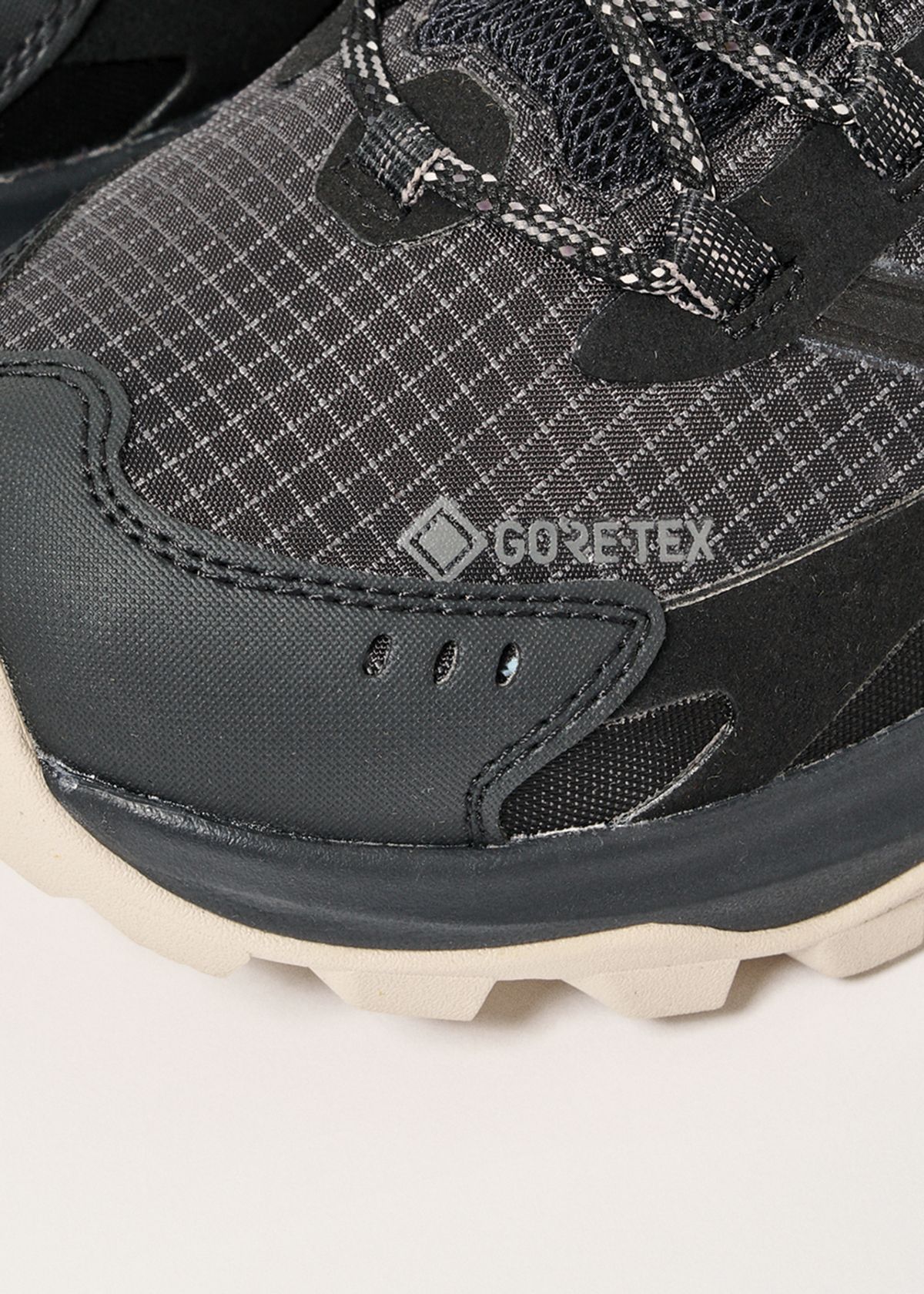 GORE-TEX waterproof protection	