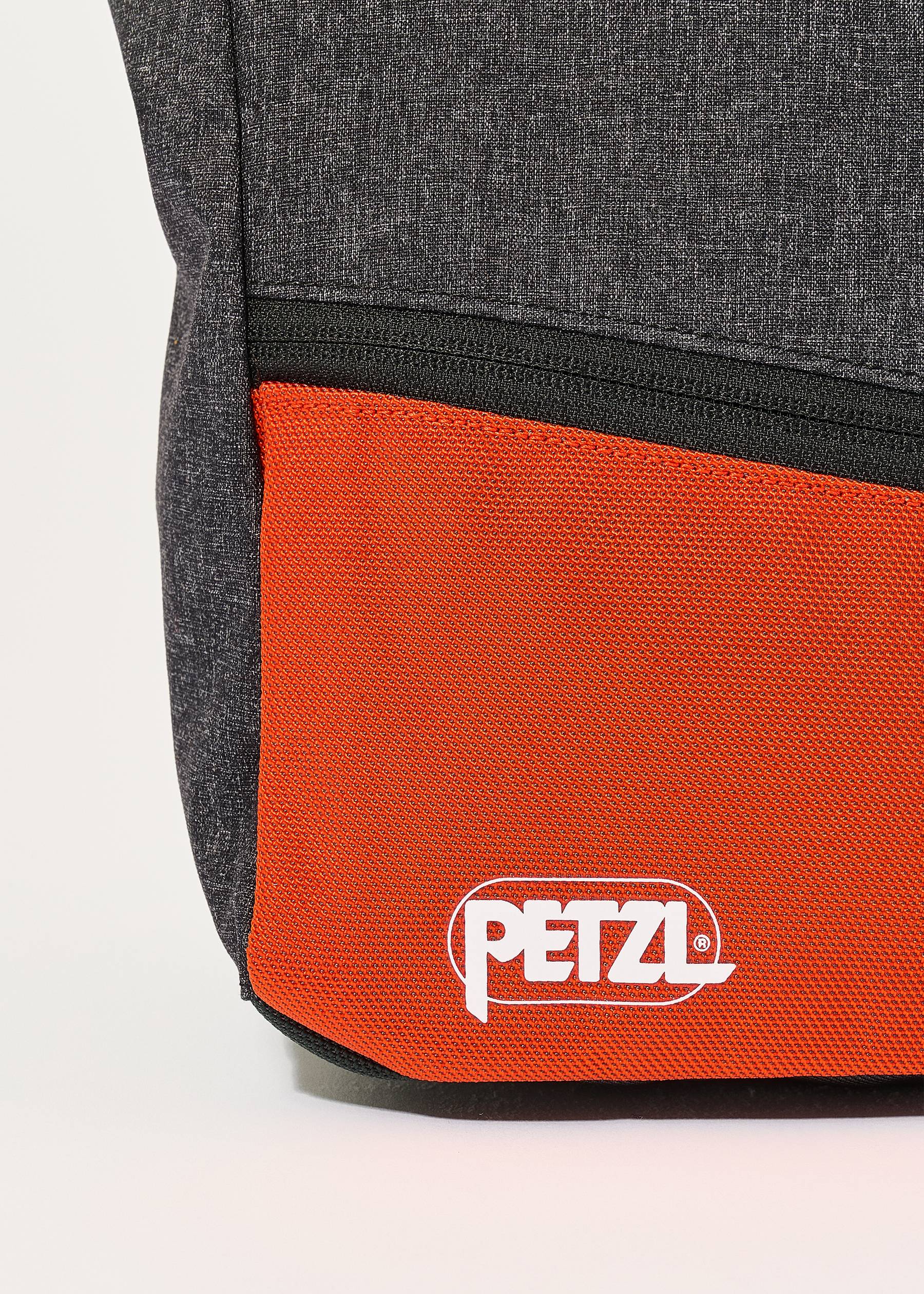 Sac à Magnésie PETZL SAKAB – Semi-Rigide, Grande Ouverture, Fermeture Magnétique, Porte-Brosses Et Poches Zippées, Pour Bloc
