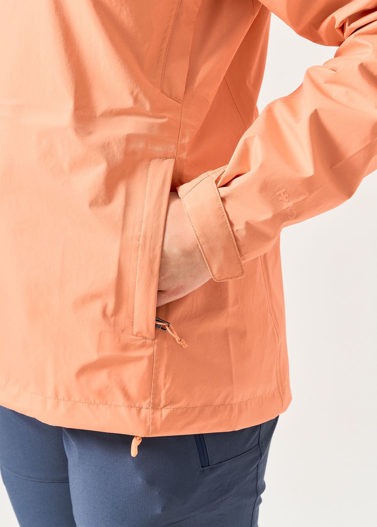 Zipped hand pockets 